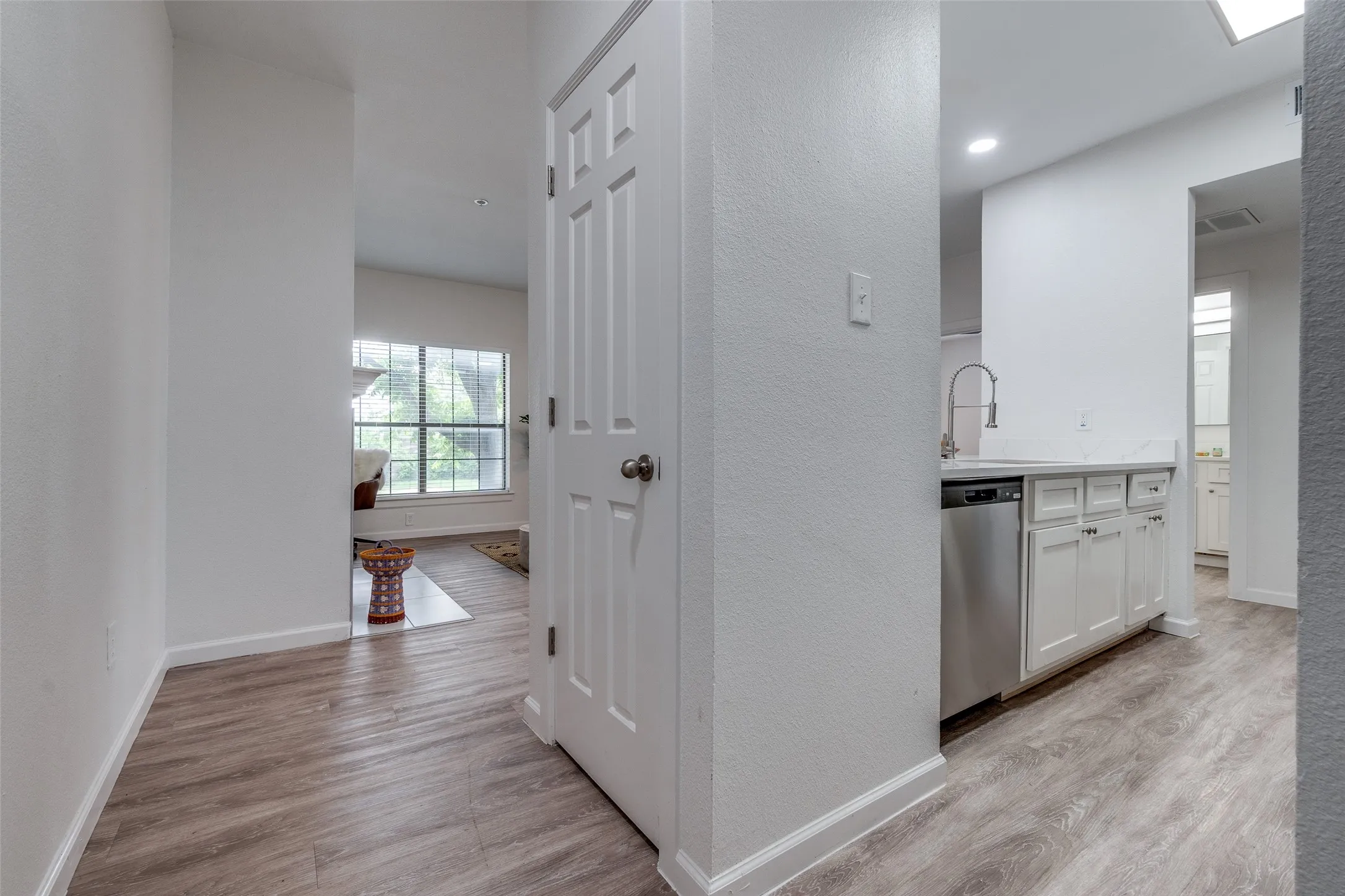 Condominium For Sale in Dallas County , 6003 Oram Street 203, Dallas, Texas 75206, 1 Bedroom, 1 Bathroom, 1 Garage spaces, 750 Sqft, built in 1985, Preowned, Price $229,000, mls#21225713, Real Estate Agent in Dallas, Homes For Sale in Dallas county, Homes For Sale in Dallas, Realtor in Dallas Texas, Real Estate Brokerage Independent Realty Texas, Luminita Cordes Realtor