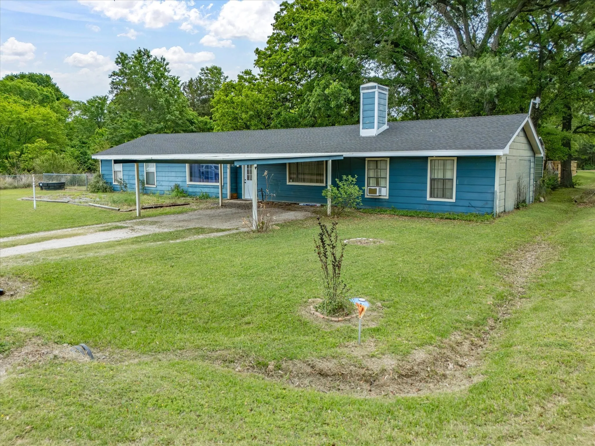 Single Family Residence For Sale in Henderson County , 209 Pierce Drive, Mabank, Texas 75156, 4 Bedroom, 2 Bathroom, Garage spaces, 2,229 Sqft, built in 1995, mls#21224290, Real Estate Agent in Mabank, Homes For Sale in Henderson county, Homes For Sale in Mabank, Realtor in Mabank Texas, Real Estate Brokerage Independent Realty Texas, Luminita Cordes Realtor