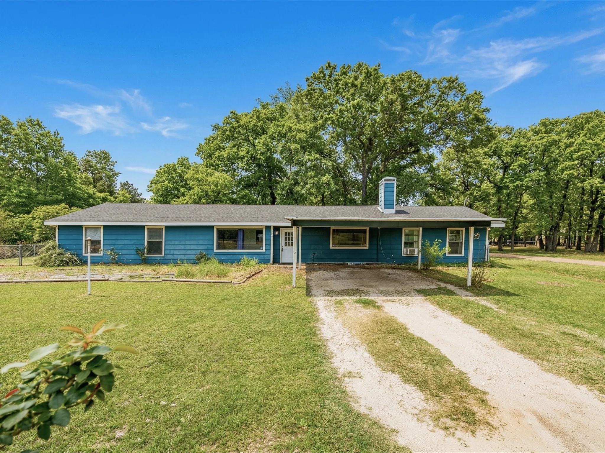 Single Family Residence For Sale in Henderson County , 209 Pierce Drive, Mabank, Texas 75156, 4 Bedroom, 2 Bathroom, Garage spaces, 2,229 Sqft, built in 1995, mls#21224290, Real Estate Agent in Mabank, Homes For Sale in Henderson county, Homes For Sale in Mabank, Realtor in Mabank Texas, Real Estate Brokerage Independent Realty Texas, Luminita Cordes Realtor