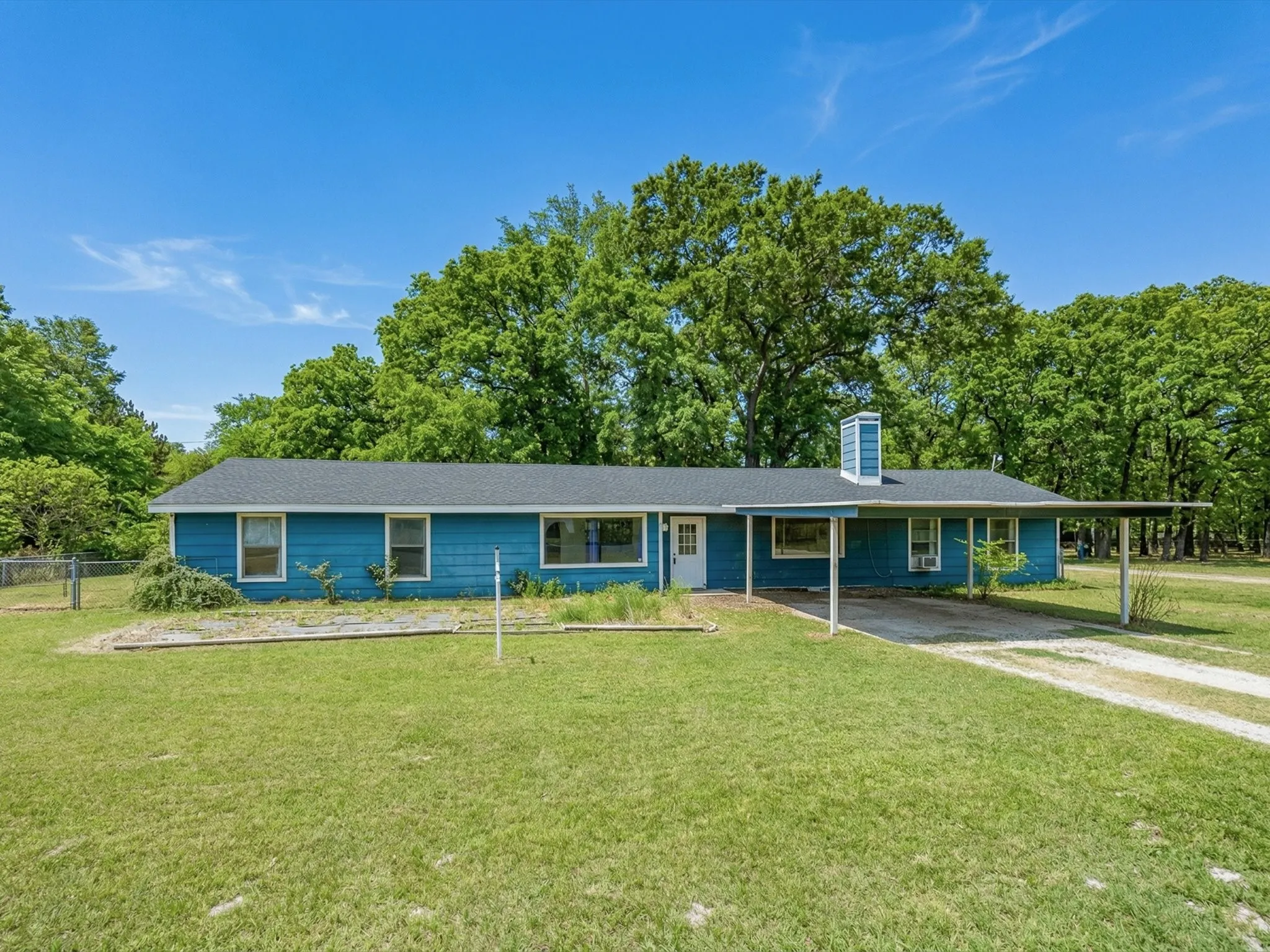 Single Family Residence For Sale in Henderson County , 209 Pierce Drive, Mabank, Texas 75156, 4 Bedroom, 2 Bathroom, Garage spaces, 2,229 Sqft, built in 1995, mls#21224290, Real Estate Agent in Mabank, Homes For Sale in Henderson county, Homes For Sale in Mabank, Realtor in Mabank Texas, Real Estate Brokerage Independent Realty Texas, Luminita Cordes Realtor