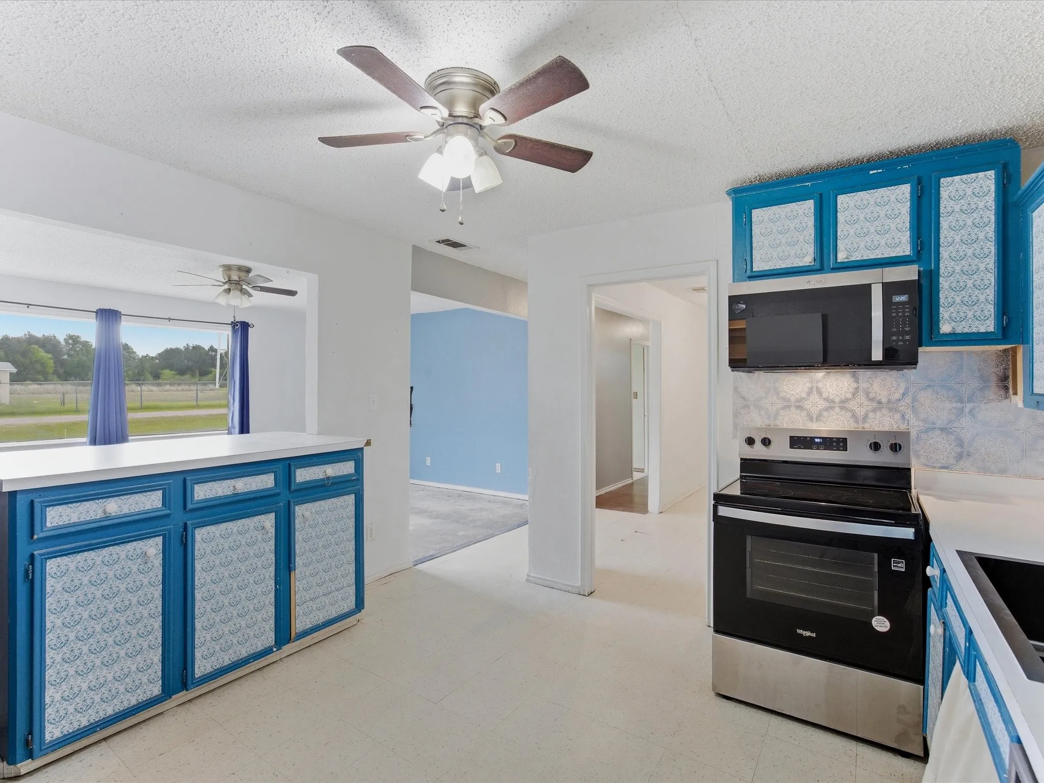 Single Family Residence For Sale in Henderson County , 209 Pierce Drive, Mabank, Texas 75156, 4 Bedroom, 2 Bathroom, Garage spaces, 2,229 Sqft, built in 1995, mls#21224290, Real Estate Agent in Mabank, Homes For Sale in Henderson county, Homes For Sale in Mabank, Realtor in Mabank Texas, Real Estate Brokerage Independent Realty Texas, Luminita Cordes Realtor