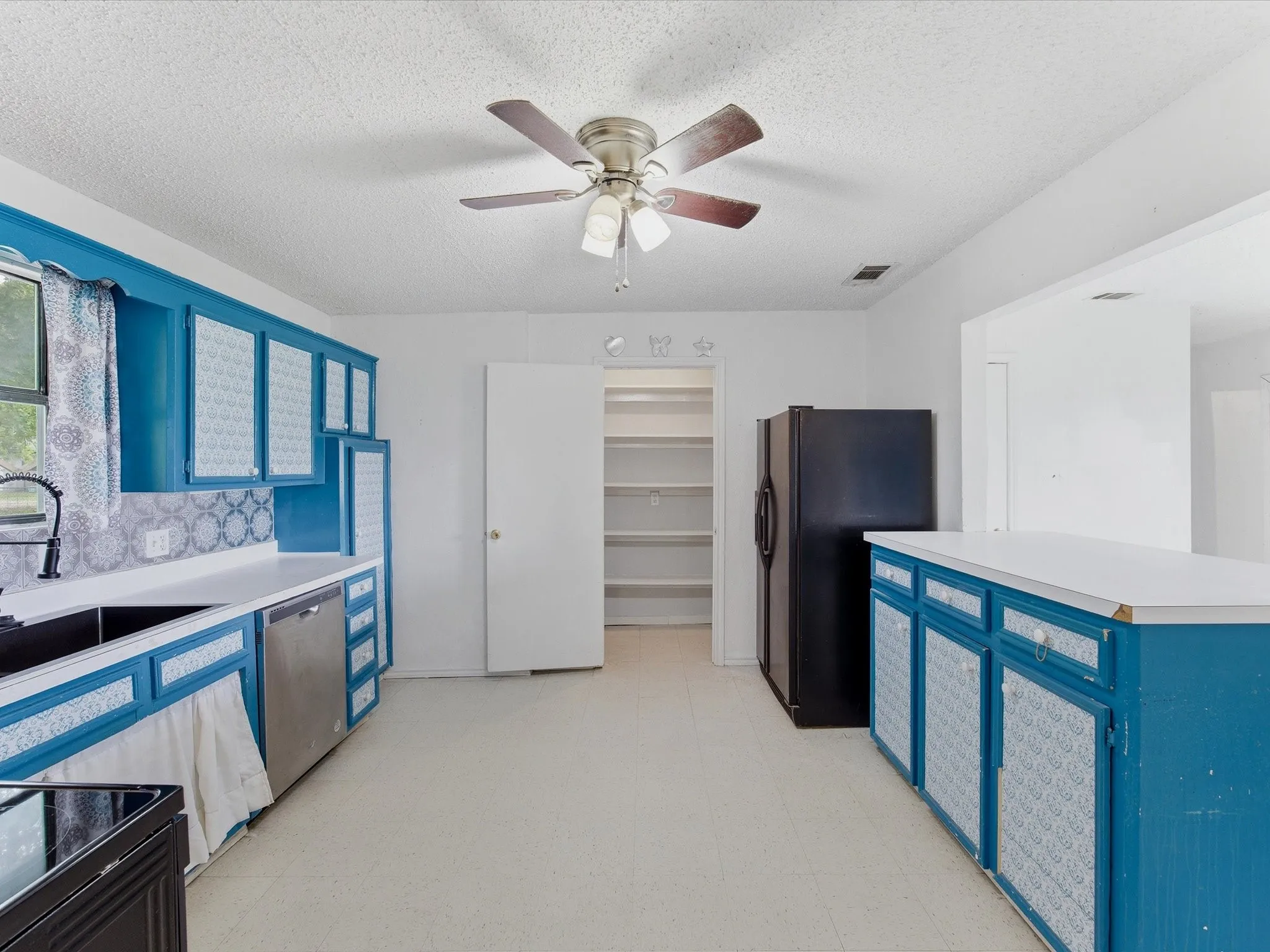 Single Family Residence For Sale in Henderson County , 209 Pierce Drive, Mabank, Texas 75156, 4 Bedroom, 2 Bathroom, Garage spaces, 2,229 Sqft, built in 1995, mls#21224290, Real Estate Agent in Mabank, Homes For Sale in Henderson county, Homes For Sale in Mabank, Realtor in Mabank Texas, Real Estate Brokerage Independent Realty Texas, Luminita Cordes Realtor