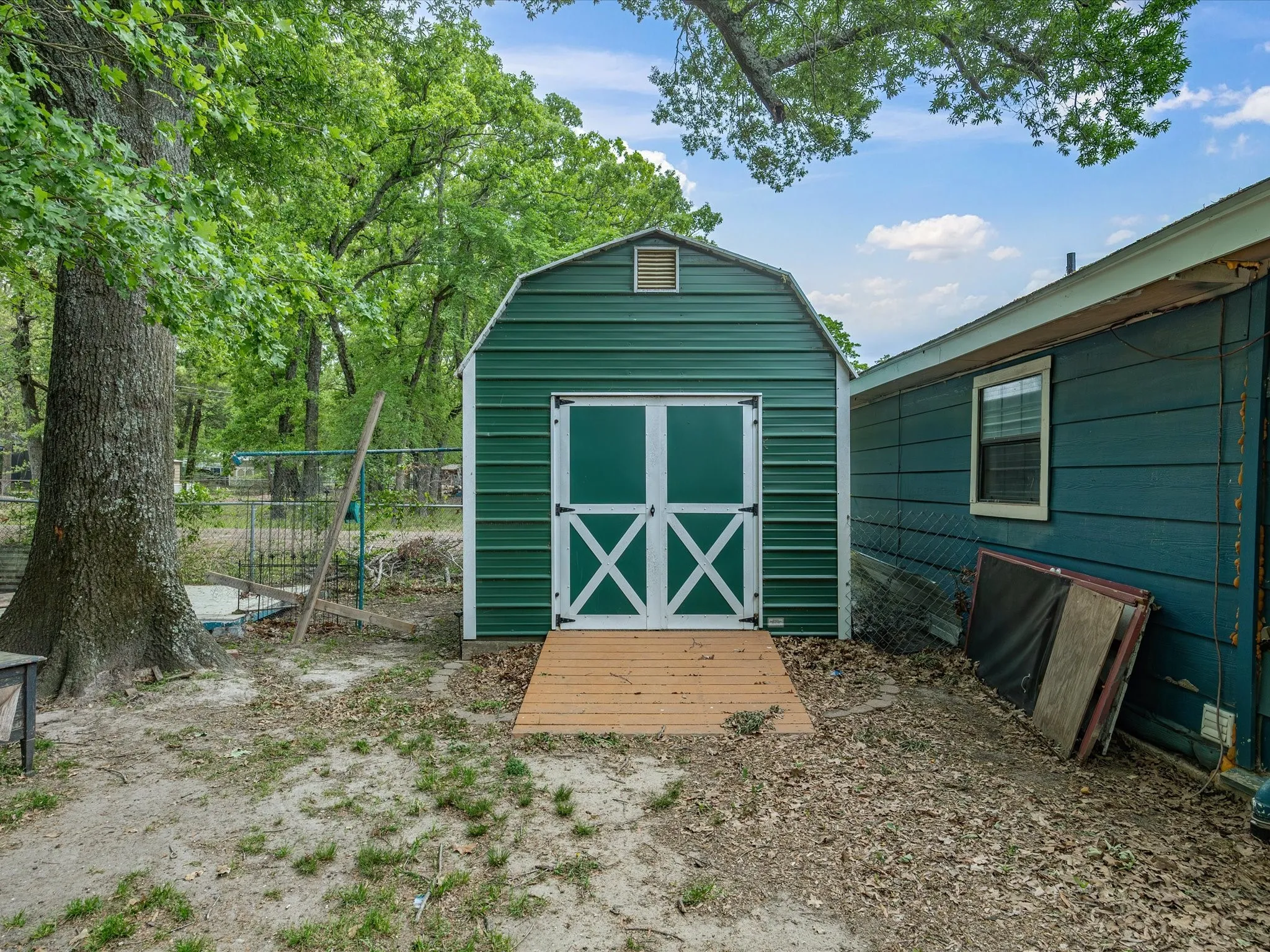 Single Family Residence For Sale in Henderson County , 209 Pierce Drive, Mabank, Texas 75156, 4 Bedroom, 2 Bathroom, Garage spaces, 2,229 Sqft, built in 1995, mls#21224290, Real Estate Agent in Mabank, Homes For Sale in Henderson county, Homes For Sale in Mabank, Realtor in Mabank Texas, Real Estate Brokerage Independent Realty Texas, Luminita Cordes Realtor