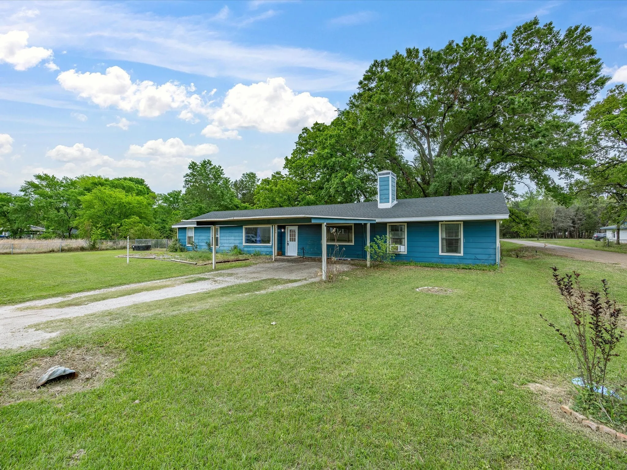 Single Family Residence For Sale in Henderson County , 209 Pierce Drive, Mabank, Texas 75156, 4 Bedroom, 2 Bathroom, Garage spaces, 2,229 Sqft, built in 1995, mls#21224290, Real Estate Agent in Mabank, Homes For Sale in Henderson county, Homes For Sale in Mabank, Realtor in Mabank Texas, Real Estate Brokerage Independent Realty Texas, Luminita Cordes Realtor