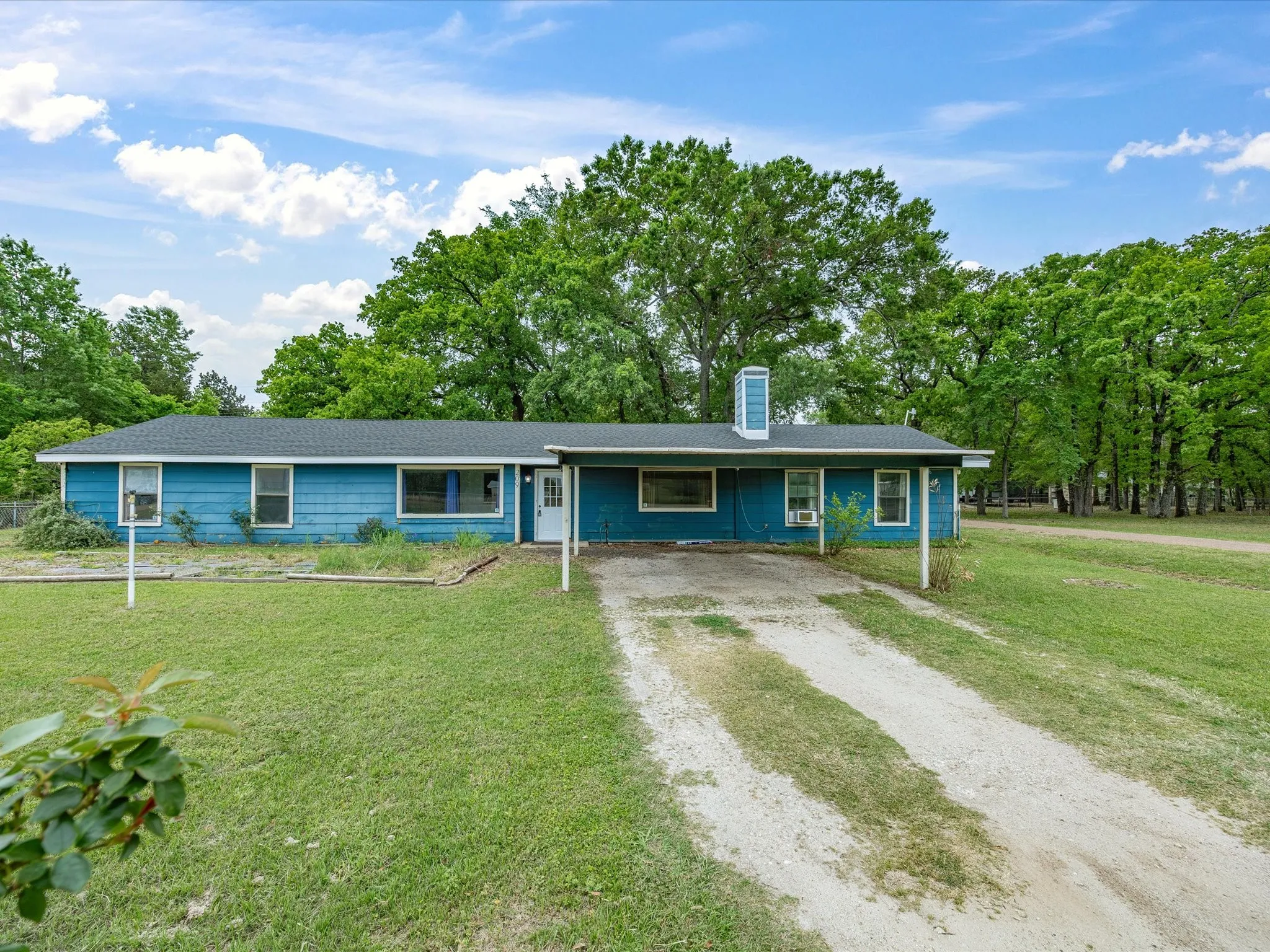 Single Family Residence For Sale in Henderson County , 209 Pierce Drive, Mabank, Texas 75156, 4 Bedroom, 2 Bathroom, Garage spaces, 2,229 Sqft, built in 1995, mls#21224290, Real Estate Agent in Mabank, Homes For Sale in Henderson county, Homes For Sale in Mabank, Realtor in Mabank Texas, Real Estate Brokerage Independent Realty Texas, Luminita Cordes Realtor