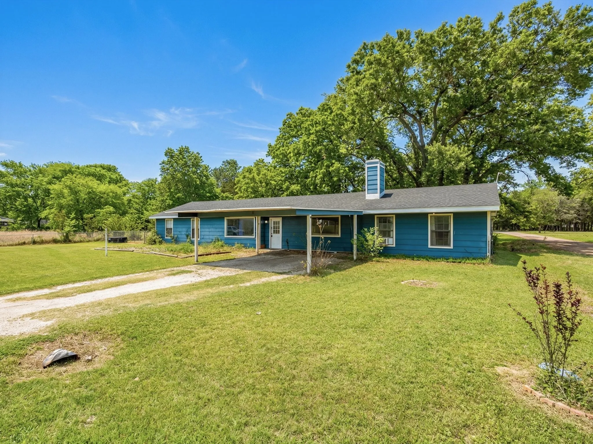 Single Family Residence For Sale in Henderson County , 209 Pierce Drive, Mabank, Texas 75156, 4 Bedroom, 2 Bathroom, Garage spaces, 2,229 Sqft, built in 1995, mls#21224290, Real Estate Agent in Mabank, Homes For Sale in Henderson county, Homes For Sale in Mabank, Realtor in Mabank Texas, Real Estate Brokerage Independent Realty Texas, Luminita Cordes Realtor