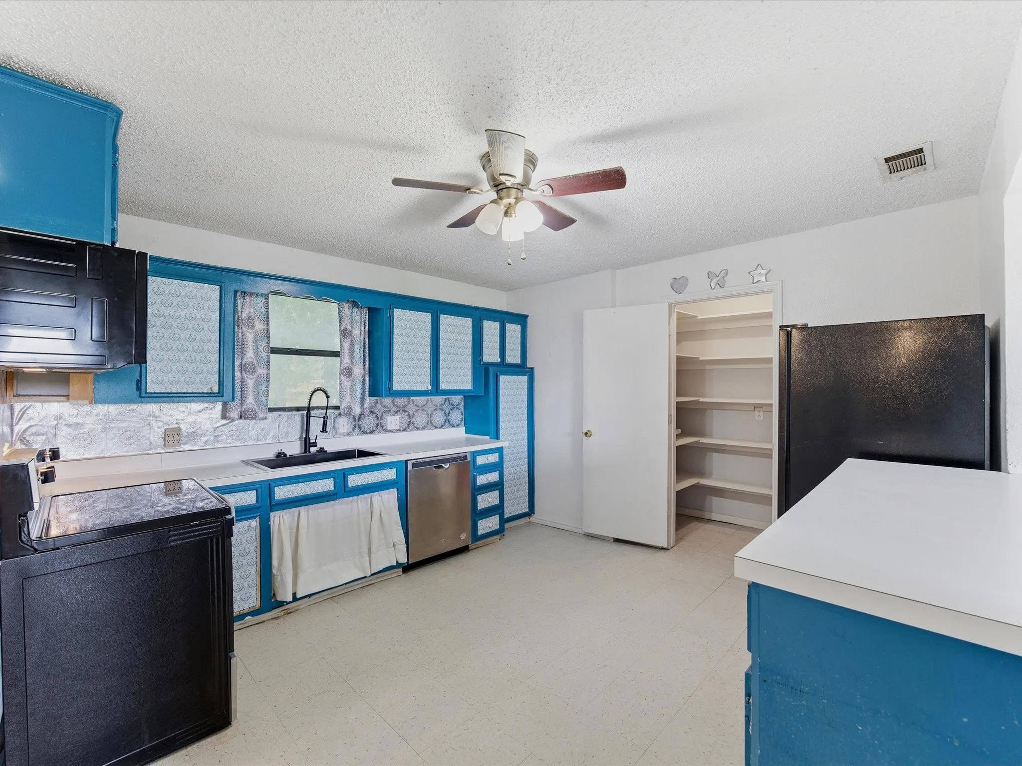 Single Family Residence For Sale in Henderson County , 209 Pierce Drive, Mabank, Texas 75156, 4 Bedroom, 2 Bathroom, Garage spaces, 2,229 Sqft, built in 1995, mls#21224290, Real Estate Agent in Mabank, Homes For Sale in Henderson county, Homes For Sale in Mabank, Realtor in Mabank Texas, Real Estate Brokerage Independent Realty Texas, Luminita Cordes Realtor