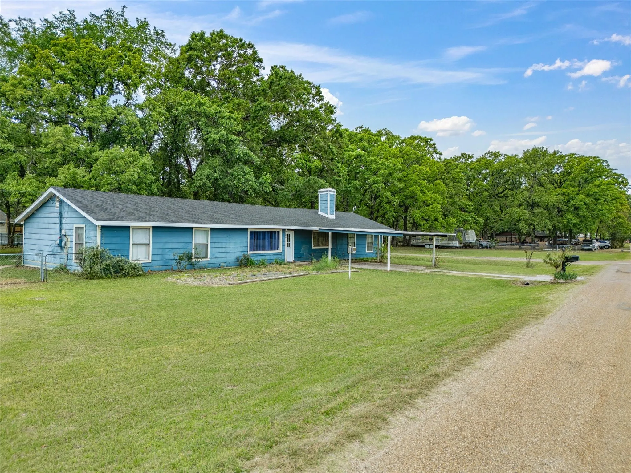 Single Family Residence For Sale in Henderson County , 209 Pierce Drive, Mabank, Texas 75156, 4 Bedroom, 2 Bathroom, Garage spaces, 2,229 Sqft, built in 1995, mls#21224290, Real Estate Agent in Mabank, Homes For Sale in Henderson county, Homes For Sale in Mabank, Realtor in Mabank Texas, Real Estate Brokerage Independent Realty Texas, Luminita Cordes Realtor