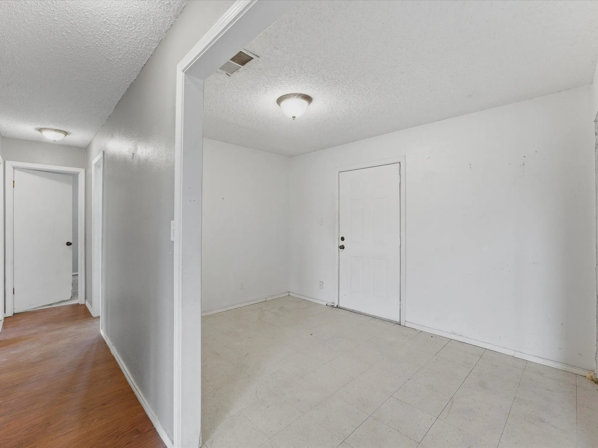 Single Family Residence For Sale in Henderson County , 209 Pierce Drive, Mabank, Texas 75156, 4 Bedroom, 2 Bathroom, Garage spaces, 2,229 Sqft, built in 1995, mls#21224290, Real Estate Agent in Mabank, Homes For Sale in Henderson county, Homes For Sale in Mabank, Realtor in Mabank Texas, Real Estate Brokerage Independent Realty Texas, Luminita Cordes Realtor