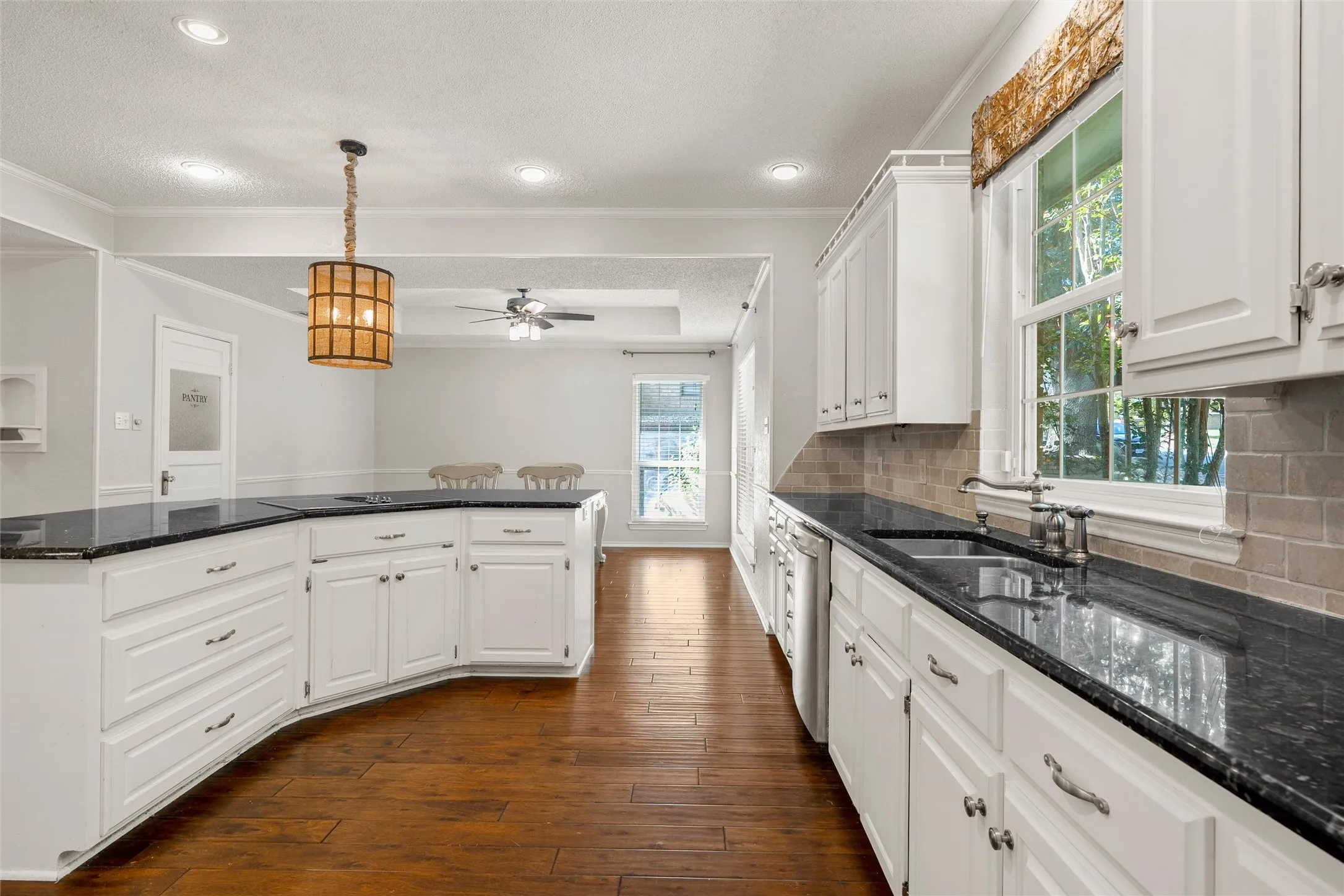 Single Family Residence For Sale in Mc Lennan County , 418 Riverview Drive, Woodway, Texas 76712, 4 Bedroom, 3 Bathroom, 2 Garage spaces, 3,773 Sqft, built in 1989, mls#21222917, Real Estate Agent in Woodway, Homes For Sale in Mc Lennan county, Homes For Sale in Woodway, Realtor in Woodway Texas, Real Estate Brokerage Independent Realty Texas, Luminita Cordes Realtor