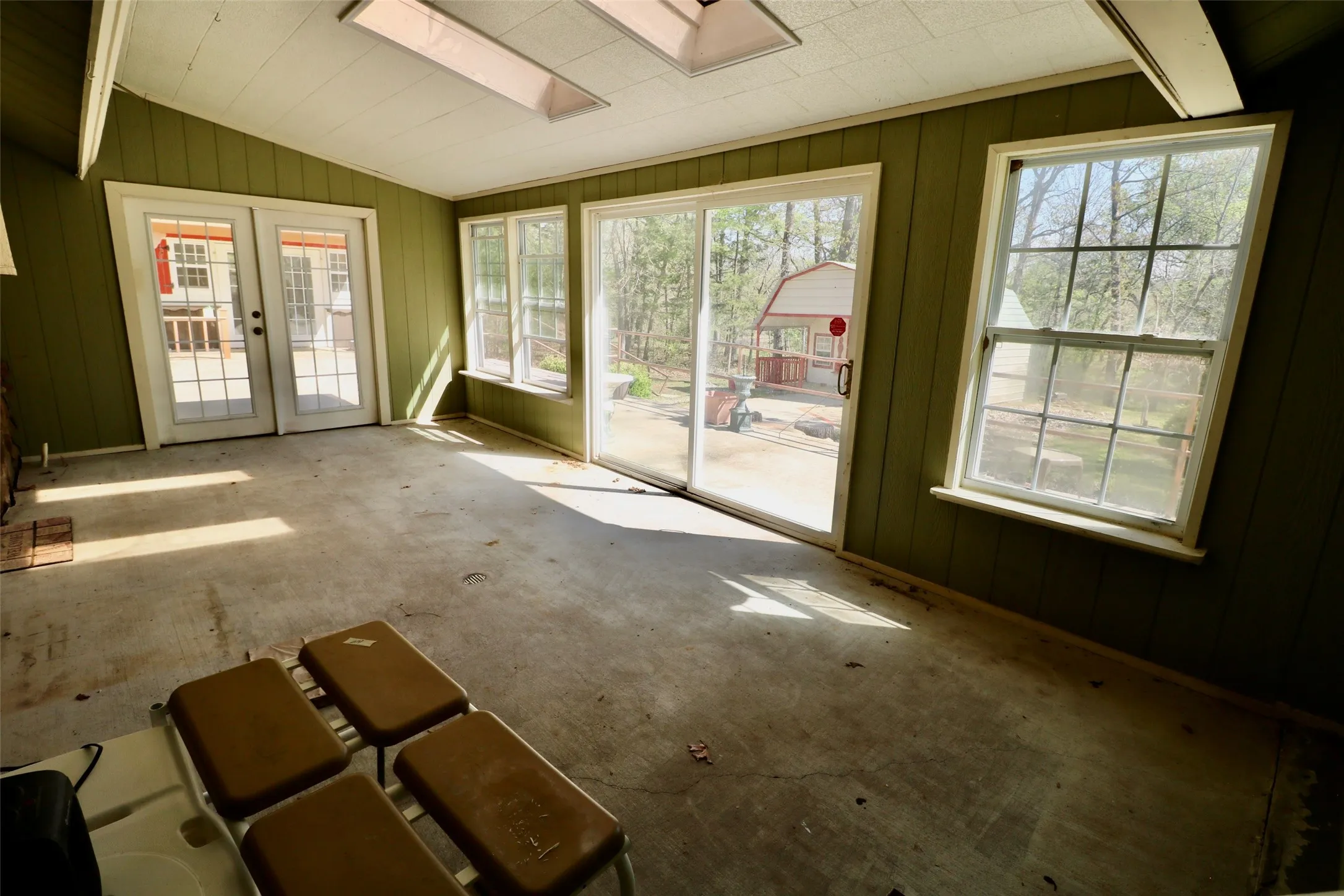 Single Family Residence For Sale in Lamar County , 425 Dove Hollow, Paris, Texas 75462, 2 Bedroom, 2 Bathroom, 2 Garage spaces, 2,853 Sqft, built in 1992, Price $295,000, mls#21225514, Real Estate Agent in Paris, Homes For Sale in Lamar county, Homes For Sale in Paris, Realtor in Paris Texas, Real Estate Brokerage Independent Realty Texas, Luminita Cordes Realtor