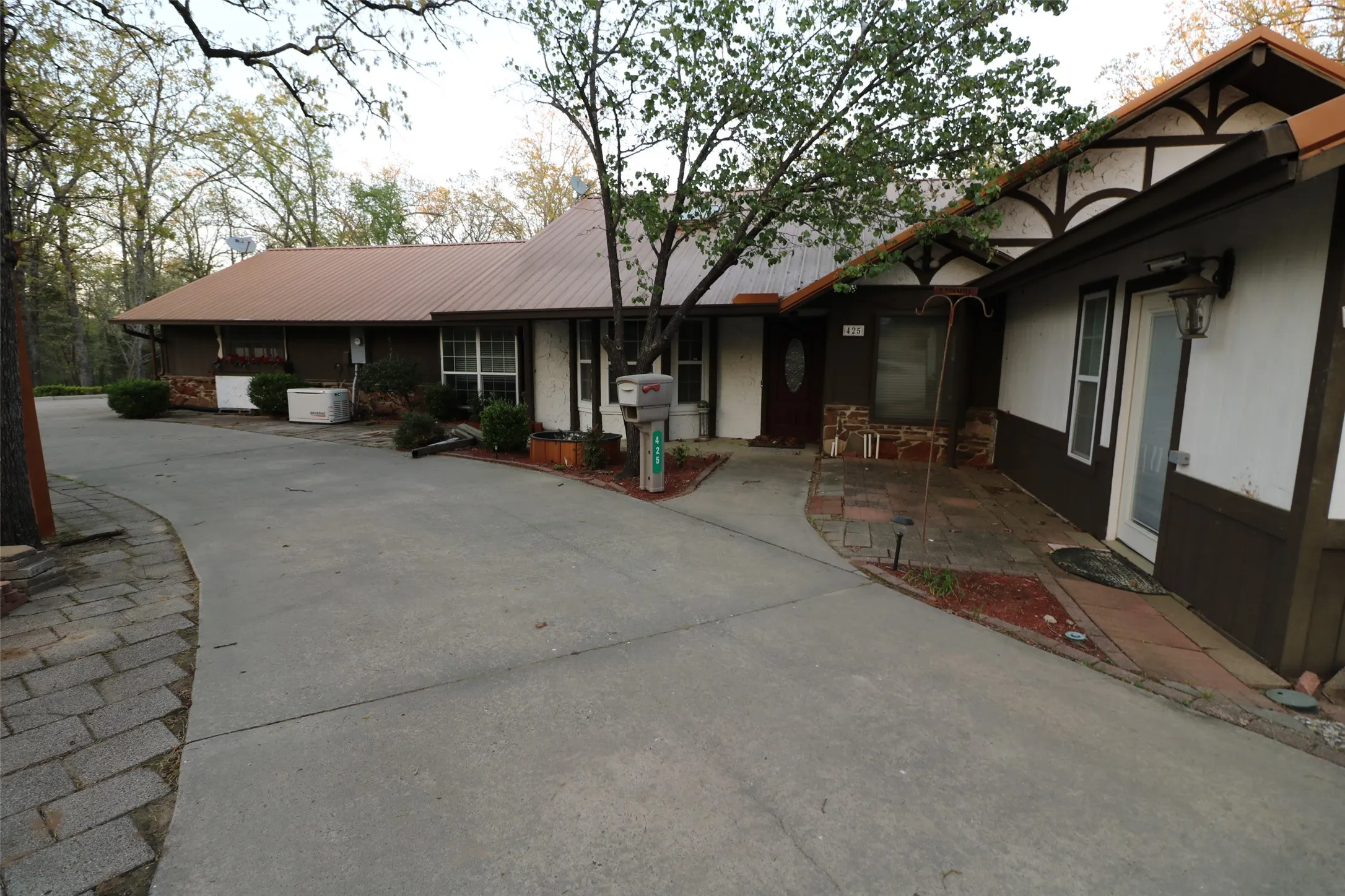 Single Family Residence For Sale in Lamar County , 425 Dove Hollow, Paris, Texas 75462, 2 Bedroom, 2 Bathroom, 2 Garage spaces, 2,853 Sqft, built in 1992, Price $295,000, mls#21225514, Real Estate Agent in Paris, Homes For Sale in Lamar county, Homes For Sale in Paris, Realtor in Paris Texas, Real Estate Brokerage Independent Realty Texas, Luminita Cordes Realtor