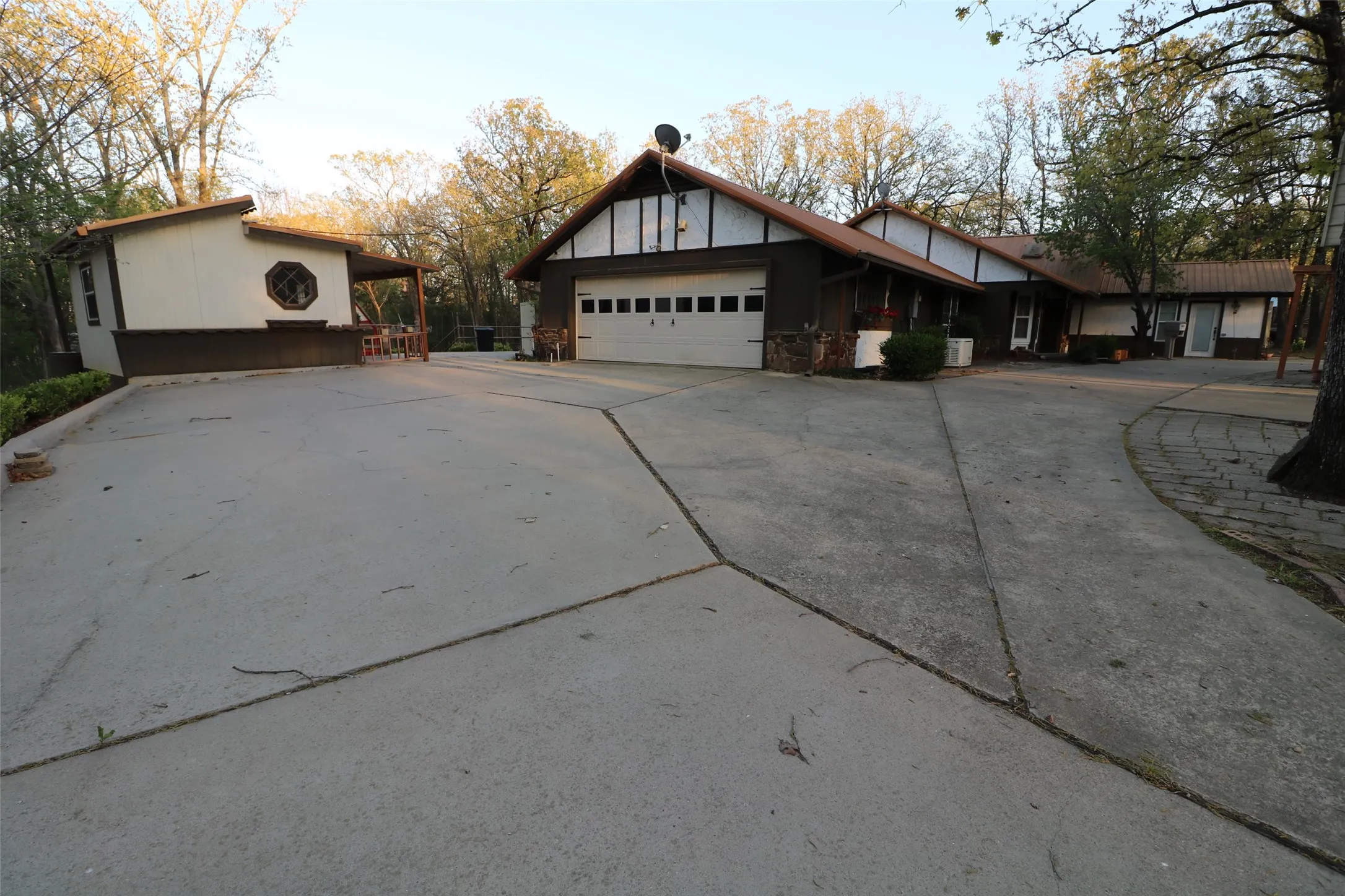 Single Family Residence For Sale in Lamar County , 425 Dove Hollow, Paris, Texas 75462, 2 Bedroom, 2 Bathroom, 2 Garage spaces, 2,853 Sqft, built in 1992, Price $295,000, mls#21225514, Real Estate Agent in Paris, Homes For Sale in Lamar county, Homes For Sale in Paris, Realtor in Paris Texas, Real Estate Brokerage Independent Realty Texas, Luminita Cordes Realtor