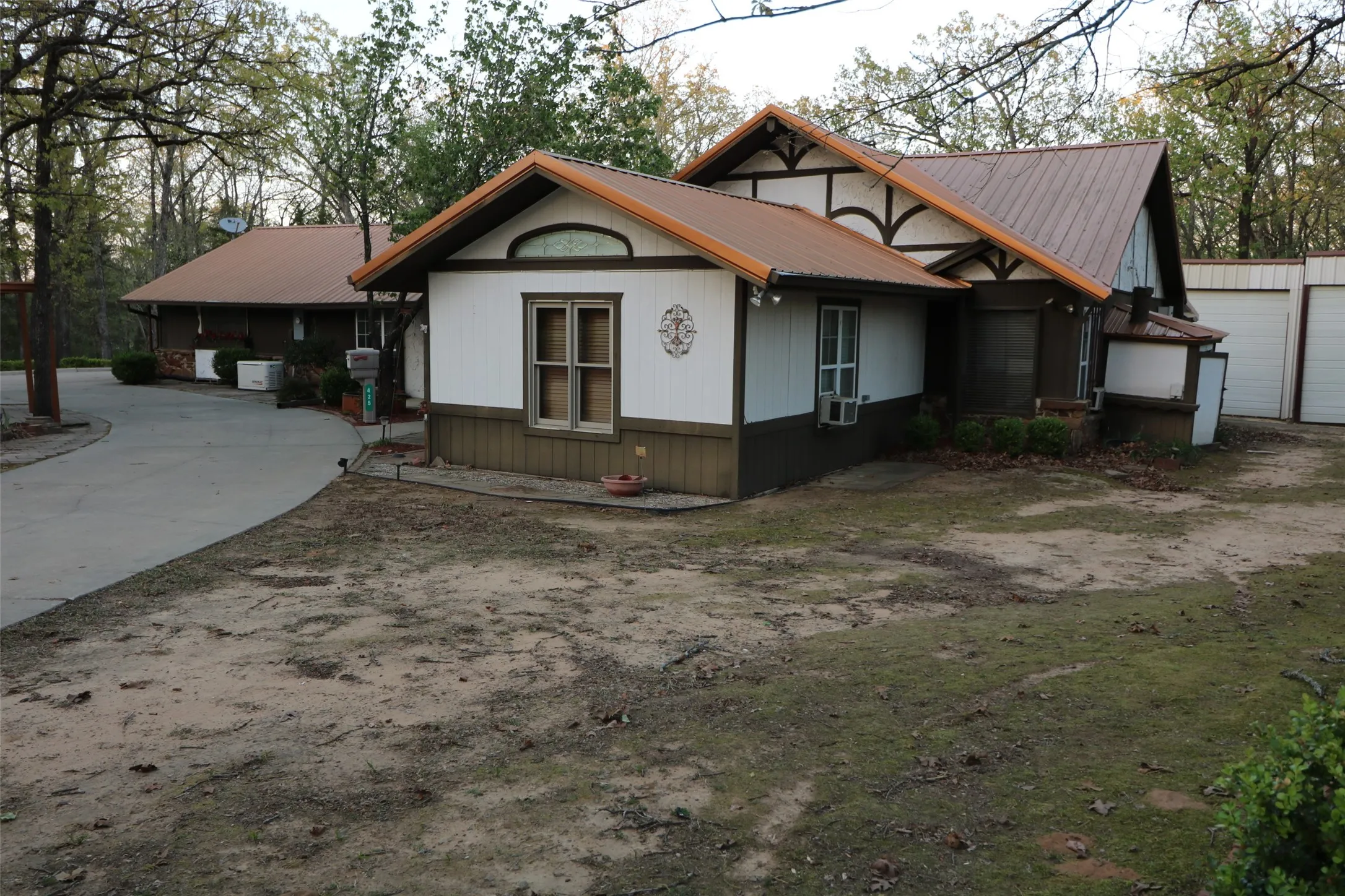 Single Family Residence For Sale in Lamar County , 425 Dove Hollow, Paris, Texas 75462, 2 Bedroom, 2 Bathroom, 2 Garage spaces, 2,853 Sqft, built in 1992, Price $295,000, mls#21225514, Real Estate Agent in Paris, Homes For Sale in Lamar county, Homes For Sale in Paris, Realtor in Paris Texas, Real Estate Brokerage Independent Realty Texas, Luminita Cordes Realtor