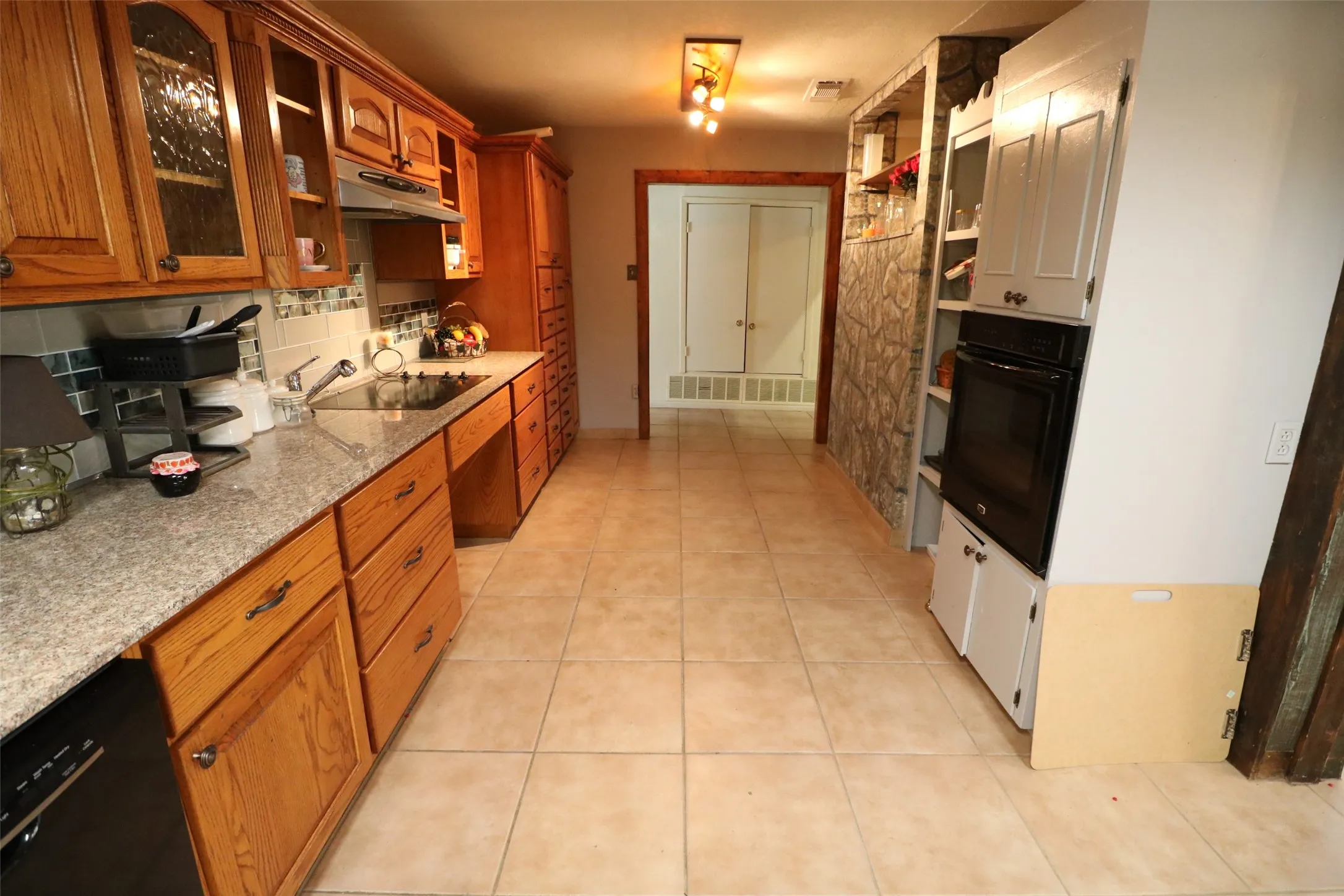 Single Family Residence For Sale in Lamar County , 425 Dove Hollow, Paris, Texas 75462, 2 Bedroom, 2 Bathroom, 2 Garage spaces, 2,853 Sqft, built in 1992, Price $295,000, mls#21225514, Real Estate Agent in Paris, Homes For Sale in Lamar county, Homes For Sale in Paris, Realtor in Paris Texas, Real Estate Brokerage Independent Realty Texas, Luminita Cordes Realtor