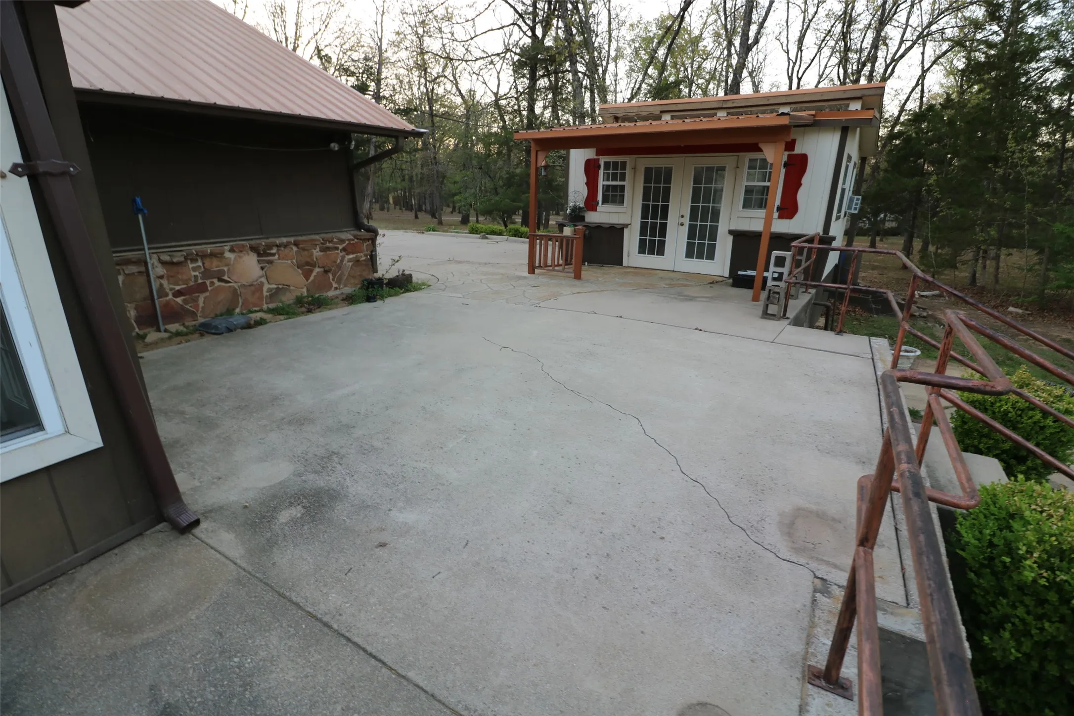 Single Family Residence For Sale in Lamar County , 425 Dove Hollow, Paris, Texas 75462, 2 Bedroom, 2 Bathroom, 2 Garage spaces, 2,853 Sqft, built in 1992, Price $295,000, mls#21225514, Real Estate Agent in Paris, Homes For Sale in Lamar county, Homes For Sale in Paris, Realtor in Paris Texas, Real Estate Brokerage Independent Realty Texas, Luminita Cordes Realtor