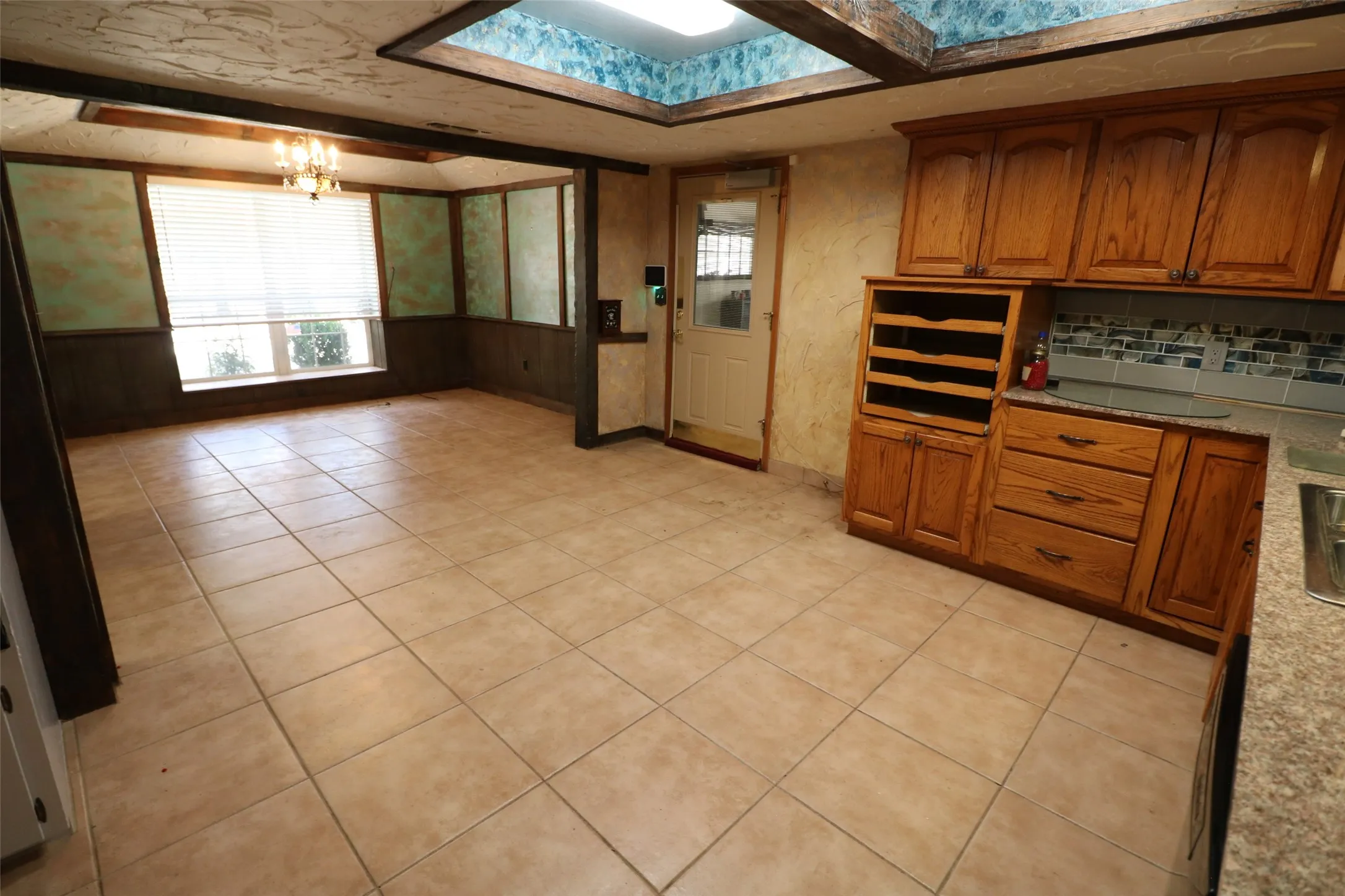 Single Family Residence For Sale in Lamar County , 425 Dove Hollow, Paris, Texas 75462, 2 Bedroom, 2 Bathroom, 2 Garage spaces, 2,853 Sqft, built in 1992, Price $295,000, mls#21225514, Real Estate Agent in Paris, Homes For Sale in Lamar county, Homes For Sale in Paris, Realtor in Paris Texas, Real Estate Brokerage Independent Realty Texas, Luminita Cordes Realtor