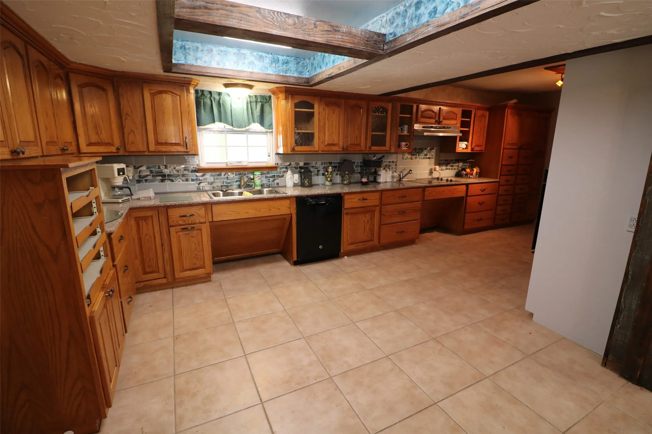 Single Family Residence For Sale in Lamar County , 425 Dove Hollow, Paris, Texas 75462, 2 Bedroom, 2 Bathroom, 2 Garage spaces, 2,853 Sqft, built in 1992, Price $295,000, mls#21225514, Real Estate Agent in Paris, Homes For Sale in Lamar county, Homes For Sale in Paris, Realtor in Paris Texas, Real Estate Brokerage Independent Realty Texas, Luminita Cordes Realtor