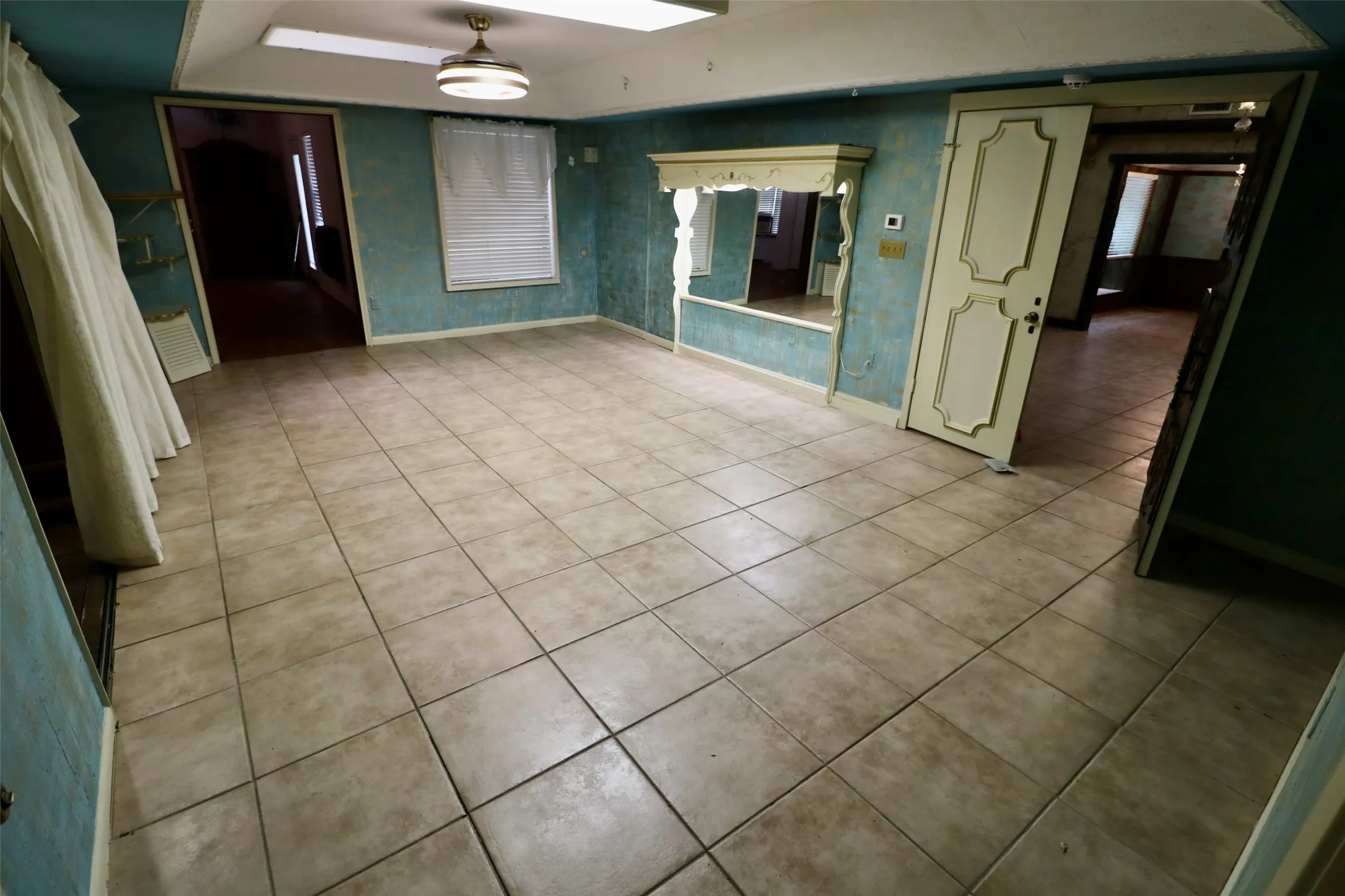 Single Family Residence For Sale in Lamar County , 425 Dove Hollow, Paris, Texas 75462, 2 Bedroom, 2 Bathroom, 2 Garage spaces, 2,853 Sqft, built in 1992, Price $295,000, mls#21225514, Real Estate Agent in Paris, Homes For Sale in Lamar county, Homes For Sale in Paris, Realtor in Paris Texas, Real Estate Brokerage Independent Realty Texas, Luminita Cordes Realtor