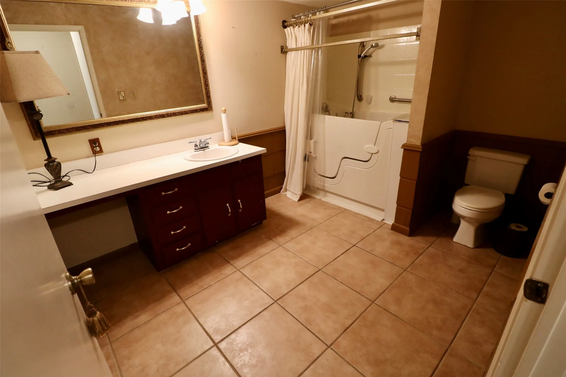 Single Family Residence For Sale in Lamar County , 425 Dove Hollow, Paris, Texas 75462, 2 Bedroom, 2 Bathroom, 2 Garage spaces, 2,853 Sqft, built in 1992, Price $295,000, mls#21225514, Real Estate Agent in Paris, Homes For Sale in Lamar county, Homes For Sale in Paris, Realtor in Paris Texas, Real Estate Brokerage Independent Realty Texas, Luminita Cordes Realtor