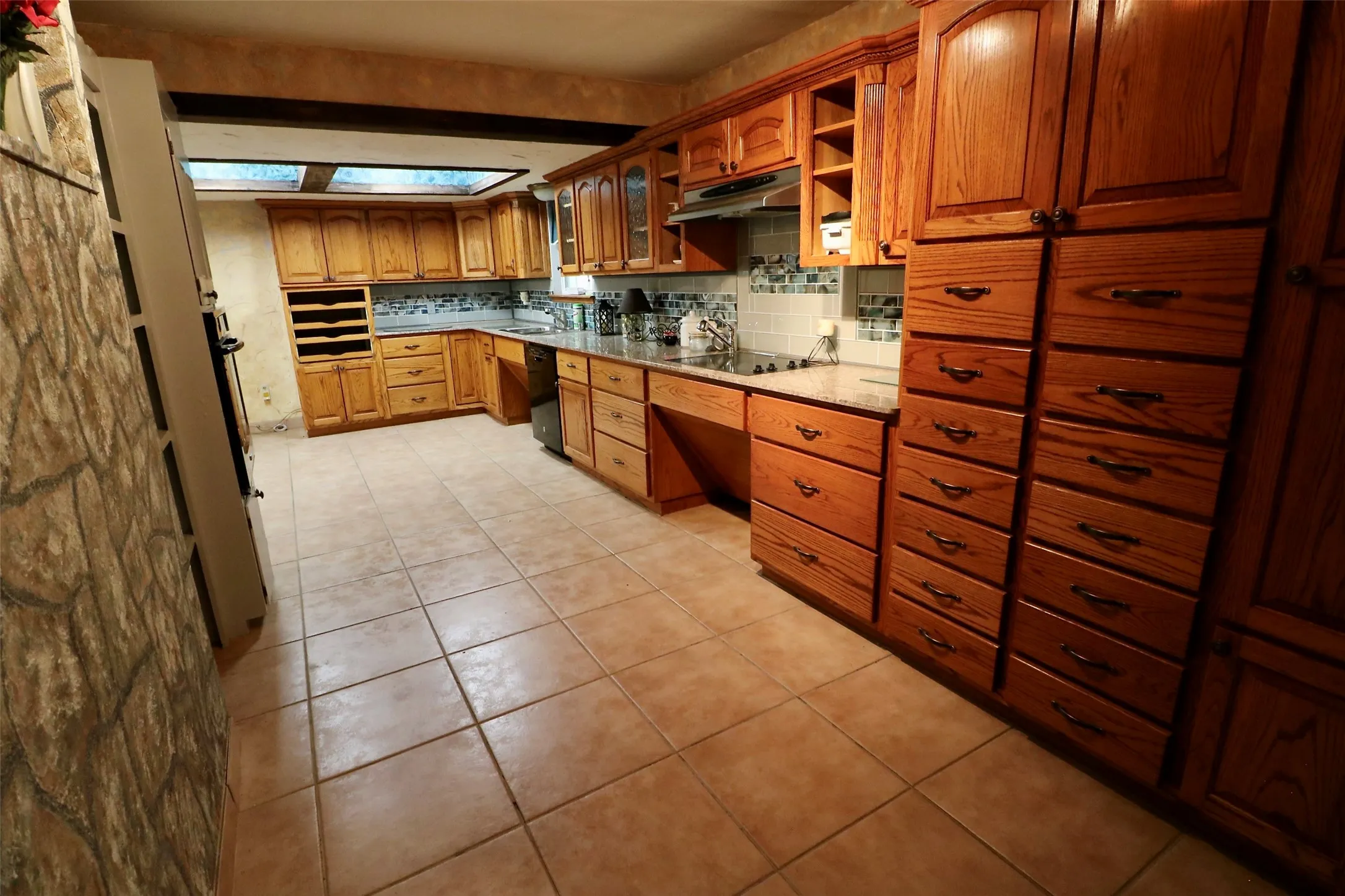 Single Family Residence For Sale in Lamar County , 425 Dove Hollow, Paris, Texas 75462, 2 Bedroom, 2 Bathroom, 2 Garage spaces, 2,853 Sqft, built in 1992, Price $295,000, mls#21225514, Real Estate Agent in Paris, Homes For Sale in Lamar county, Homes For Sale in Paris, Realtor in Paris Texas, Real Estate Brokerage Independent Realty Texas, Luminita Cordes Realtor