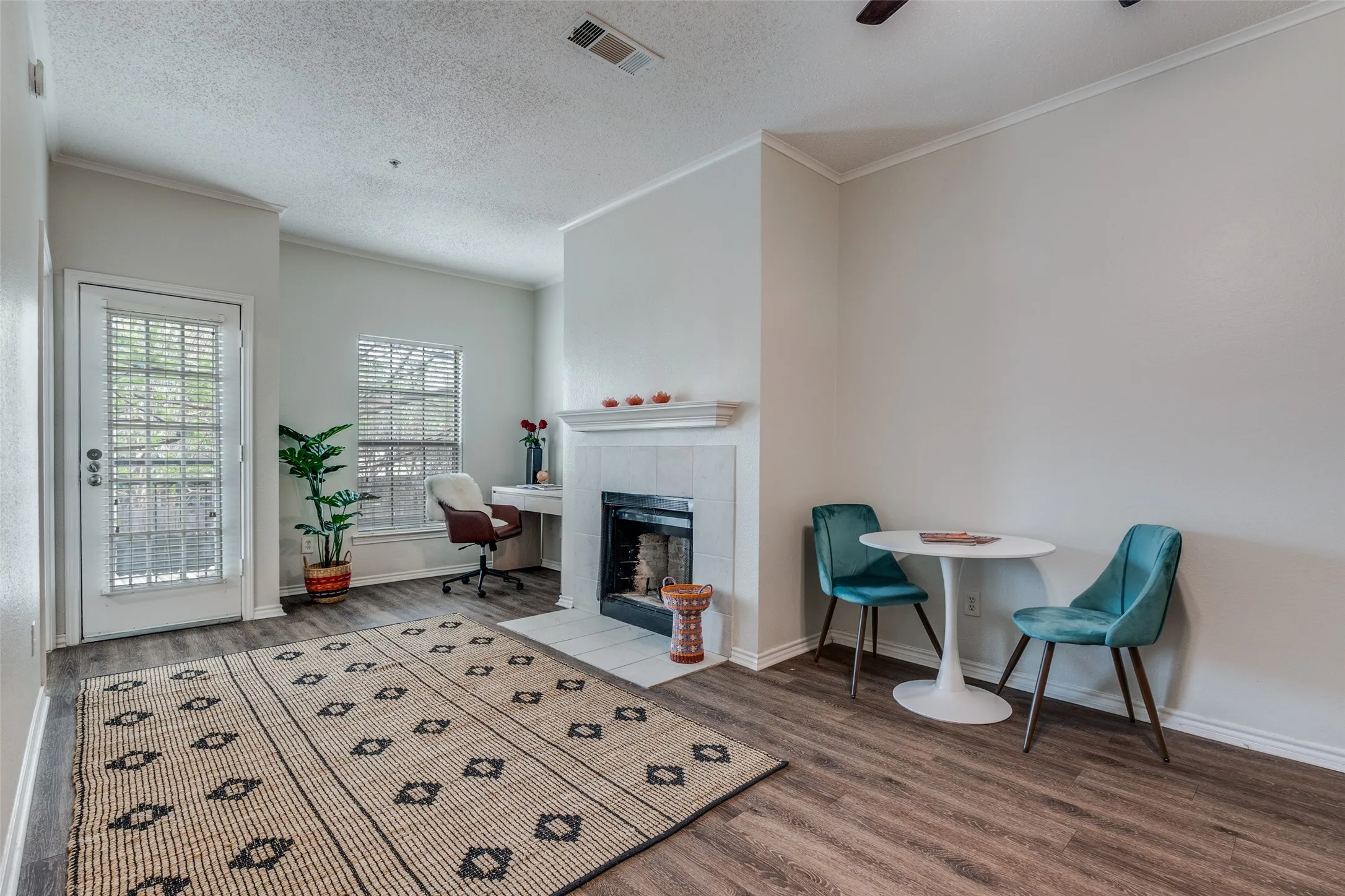 Condominium For Sale in Dallas County , 6003 Oram Street 107, Dallas, Texas 75206, 1 Bedroom, 2 Bathrooms, 1 Garage spaces, 680 Sqft, built in 1985, Preowned, Price $214,000, mls#21225792, Real Estate Agent in Dallas, Homes For Sale in Dallas county, Homes For Sale in Dallas, Realtor in Dallas Texas, Real Estate Brokerage Independent Realty Texas, Luminita Cordes Realtor