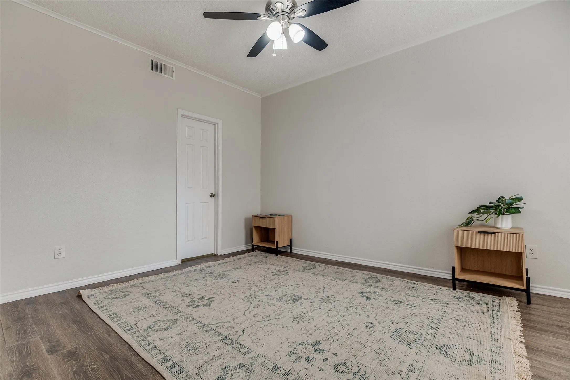 Condominium For Sale in Dallas County , 6003 Oram Street 107, Dallas, Texas 75206, 1 Bedroom, 2 Bathrooms, 1 Garage spaces, 680 Sqft, built in 1985, Preowned, Price $214,000, mls#21225792, Real Estate Agent in Dallas, Homes For Sale in Dallas county, Homes For Sale in Dallas, Realtor in Dallas Texas, Real Estate Brokerage Independent Realty Texas, Luminita Cordes Realtor