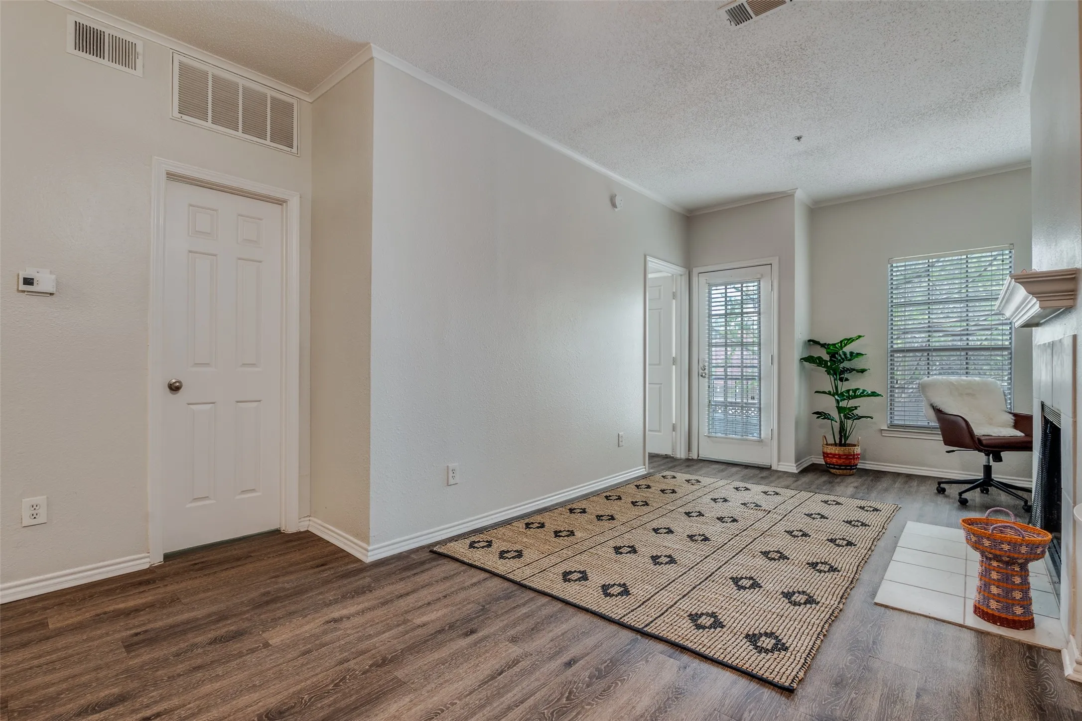 Condominium For Sale in Dallas County , 6003 Oram Street 107, Dallas, Texas 75206, 1 Bedroom, 2 Bathrooms, 1 Garage spaces, 680 Sqft, built in 1985, Preowned, Price $214,000, mls#21225792, Real Estate Agent in Dallas, Homes For Sale in Dallas county, Homes For Sale in Dallas, Realtor in Dallas Texas, Real Estate Brokerage Independent Realty Texas, Luminita Cordes Realtor