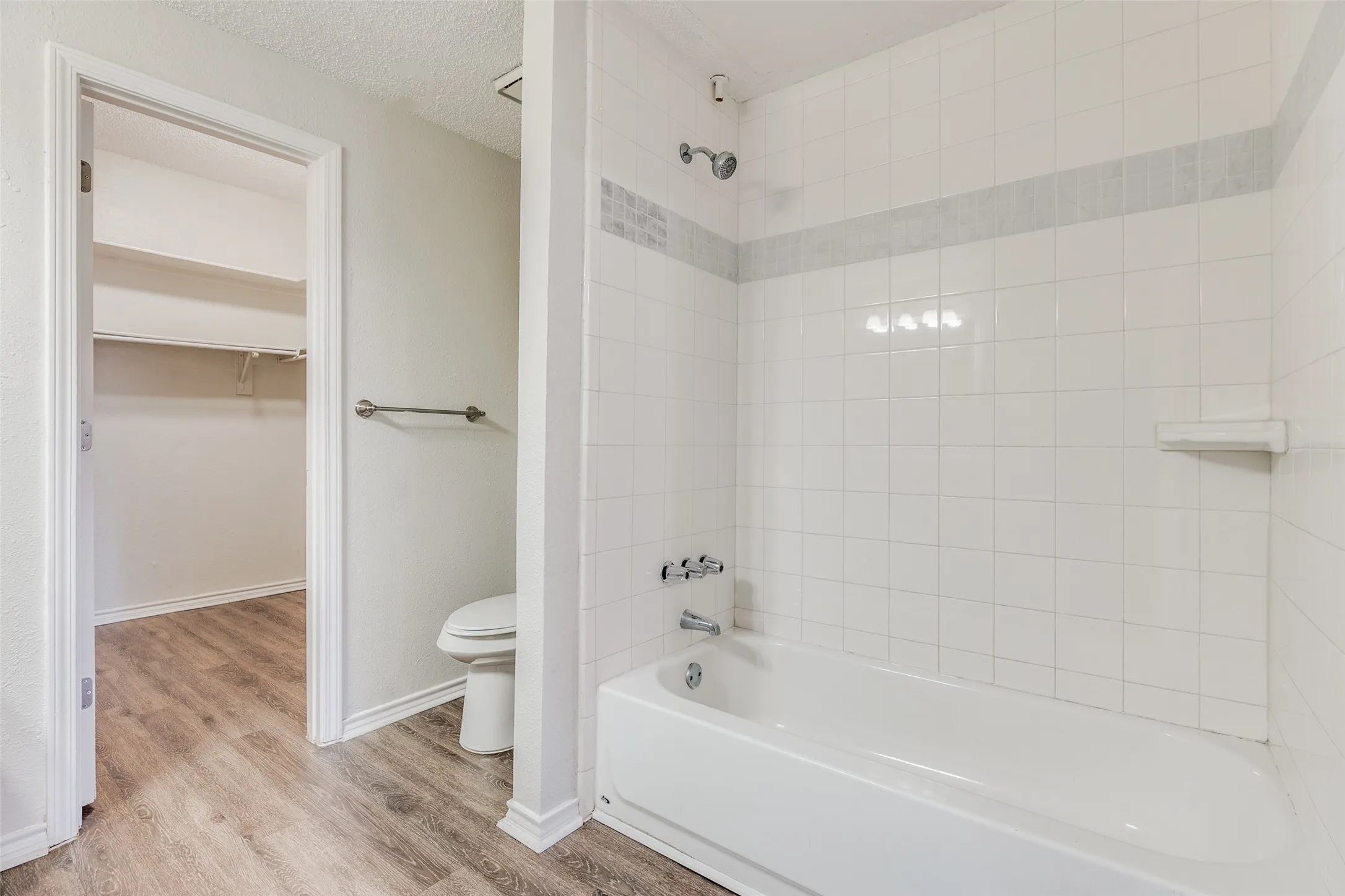 Condominium For Sale in Dallas County , 6003 Oram Street 107, Dallas, Texas 75206, 1 Bedroom, 2 Bathrooms, 1 Garage spaces, 680 Sqft, built in 1985, Preowned, Price $214,000, mls#21225792, Real Estate Agent in Dallas, Homes For Sale in Dallas county, Homes For Sale in Dallas, Realtor in Dallas Texas, Real Estate Brokerage Independent Realty Texas, Luminita Cordes Realtor