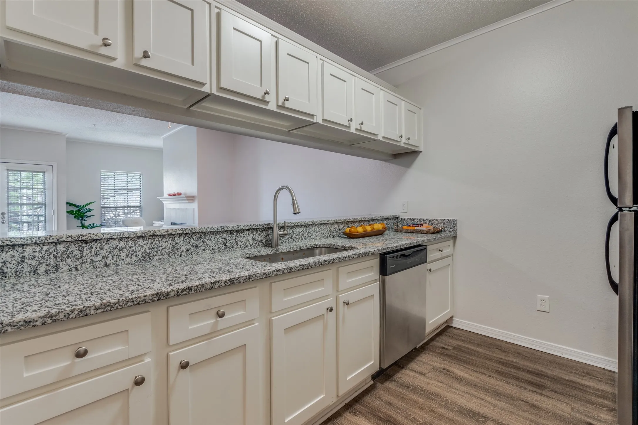 Condominium For Sale in Dallas County , 6003 Oram Street 107, Dallas, Texas 75206, 1 Bedroom, 2 Bathrooms, 1 Garage spaces, 680 Sqft, built in 1985, Preowned, Price $214,000, mls#21225792, Real Estate Agent in Dallas, Homes For Sale in Dallas county, Homes For Sale in Dallas, Realtor in Dallas Texas, Real Estate Brokerage Independent Realty Texas, Luminita Cordes Realtor