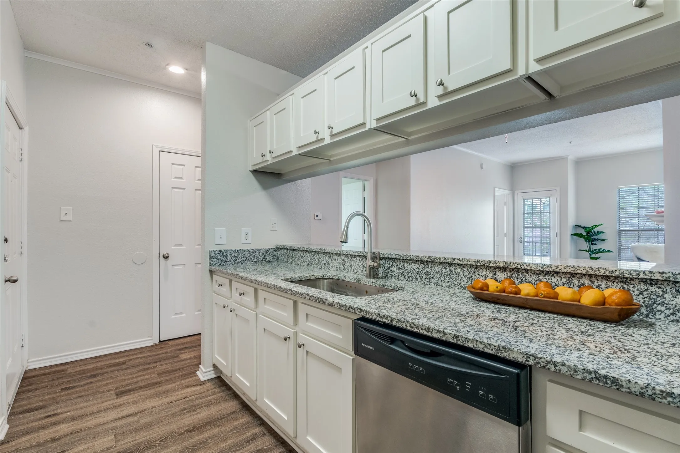 Condominium For Sale in Dallas County , 6003 Oram Street 107, Dallas, Texas 75206, 1 Bedroom, 2 Bathrooms, 1 Garage spaces, 680 Sqft, built in 1985, Preowned, Price $214,000, mls#21225792, Real Estate Agent in Dallas, Homes For Sale in Dallas county, Homes For Sale in Dallas, Realtor in Dallas Texas, Real Estate Brokerage Independent Realty Texas, Luminita Cordes Realtor