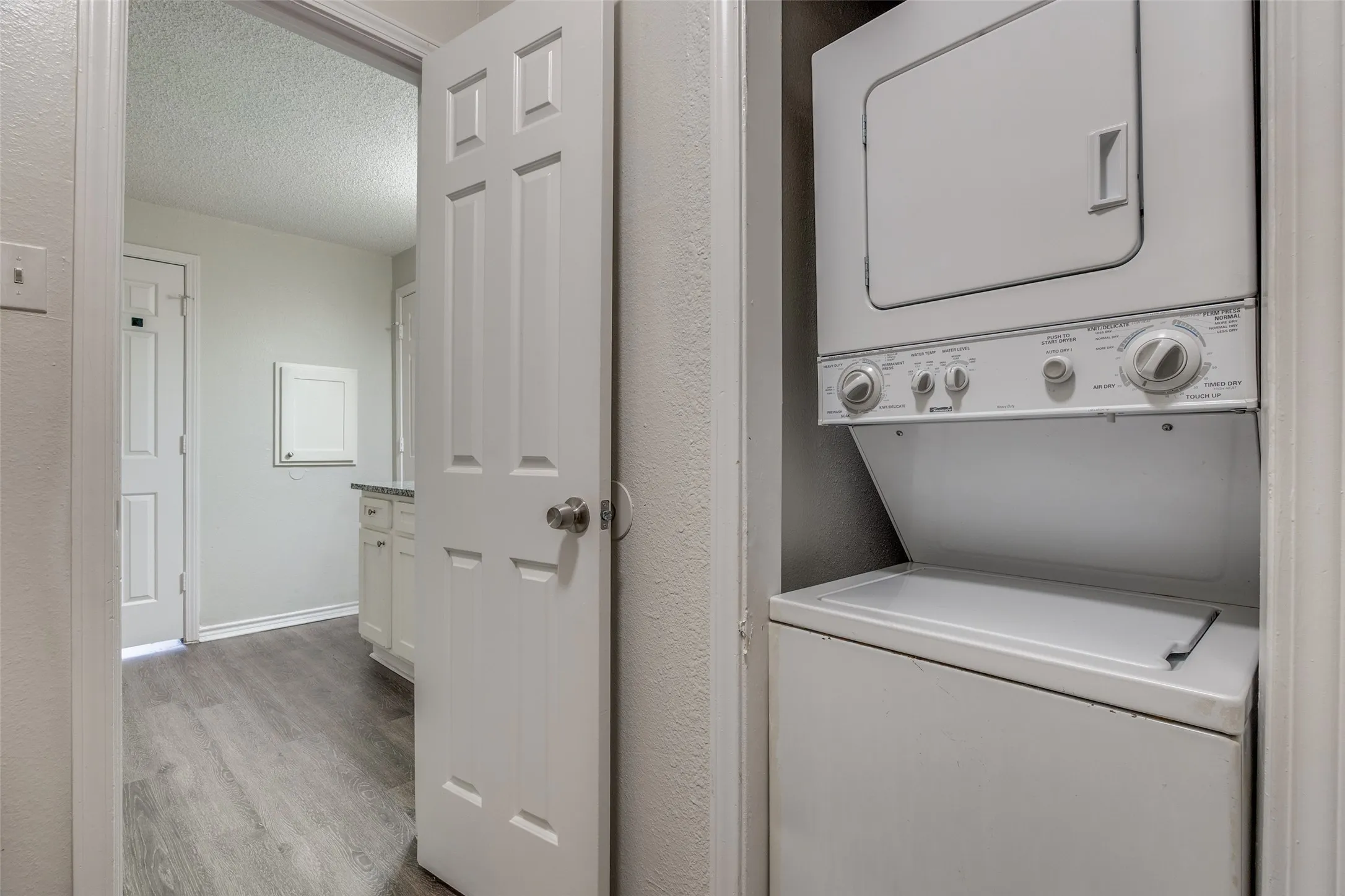 Condominium For Sale in Dallas County , 6003 Oram Street 107, Dallas, Texas 75206, 1 Bedroom, 2 Bathrooms, 1 Garage spaces, 680 Sqft, built in 1985, Preowned, Price $214,000, mls#21225792, Real Estate Agent in Dallas, Homes For Sale in Dallas county, Homes For Sale in Dallas, Realtor in Dallas Texas, Real Estate Brokerage Independent Realty Texas, Luminita Cordes Realtor