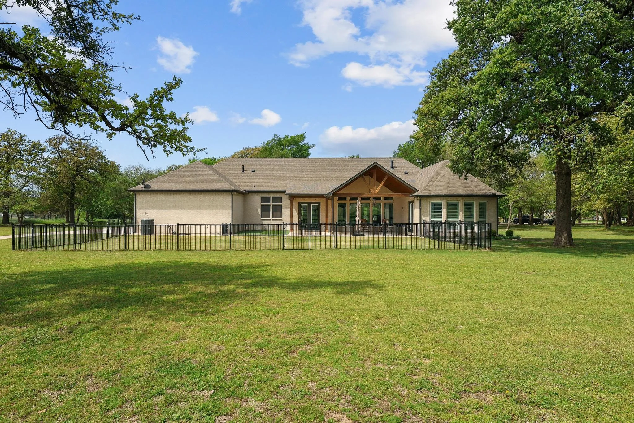 Single Family Residence For Sale in Denton County , 5999 Ranch Estates Road, Krugerville, Texas 76227, 4 Bedroom, 4 Bathroom, 3 Garage spaces, 3,300 Sqft, built in 2020, Preowned, mls#21207740, Real Estate Agent in Krugerville, Homes For Sale in Denton county, Homes For Sale in Krugerville, Realtor in Krugerville Texas, Real Estate Brokerage Independent Realty Texas, Luminita Cordes Realtor