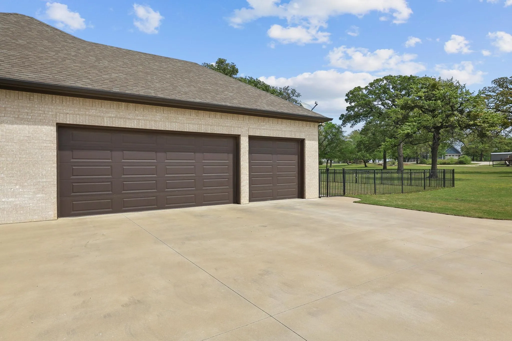 Single Family Residence For Sale in Denton County , 5999 Ranch Estates Road, Krugerville, Texas 76227, 4 Bedroom, 4 Bathroom, 3 Garage spaces, 3,300 Sqft, built in 2020, Preowned, mls#21207740, Real Estate Agent in Krugerville, Homes For Sale in Denton county, Homes For Sale in Krugerville, Realtor in Krugerville Texas, Real Estate Brokerage Independent Realty Texas, Luminita Cordes Realtor