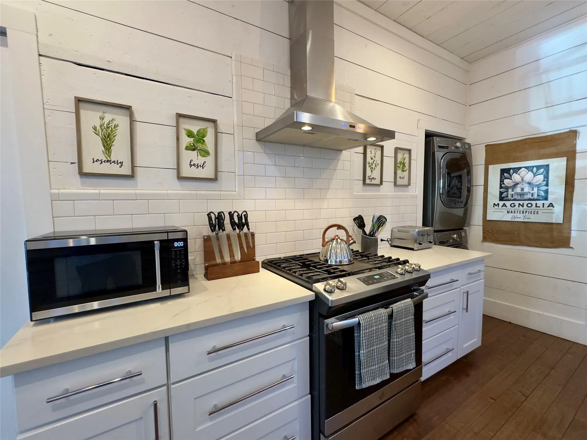 Single Family Residence For Sale in Mc Lennan County , 2018 Columbus Avenue, Waco, Texas 76701, 5 Bedroom, 2 Bathroom, 2 Garage spaces, 1,962 Sqft, built in 1920, mls#21223102, Real Estate Agent in Waco, Homes For Sale in Mc Lennan county, Homes For Sale in Waco, Realtor in Waco Texas, Real Estate Brokerage Independent Realty Texas, Luminita Cordes Realtor