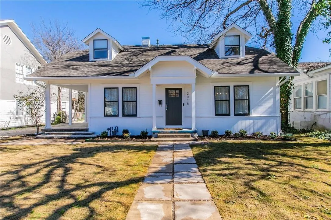 Single Family Residence For Sale in Mc Lennan County , 2018 Columbus Avenue, Waco, Texas 76701, 5 Bedroom, 2 Bathroom, 2 Garage spaces, 1,962 Sqft, built in 1920, mls#21223102, Real Estate Agent in Waco, Homes For Sale in Mc Lennan county, Homes For Sale in Waco, Realtor in Waco Texas, Real Estate Brokerage Independent Realty Texas, Luminita Cordes Realtor