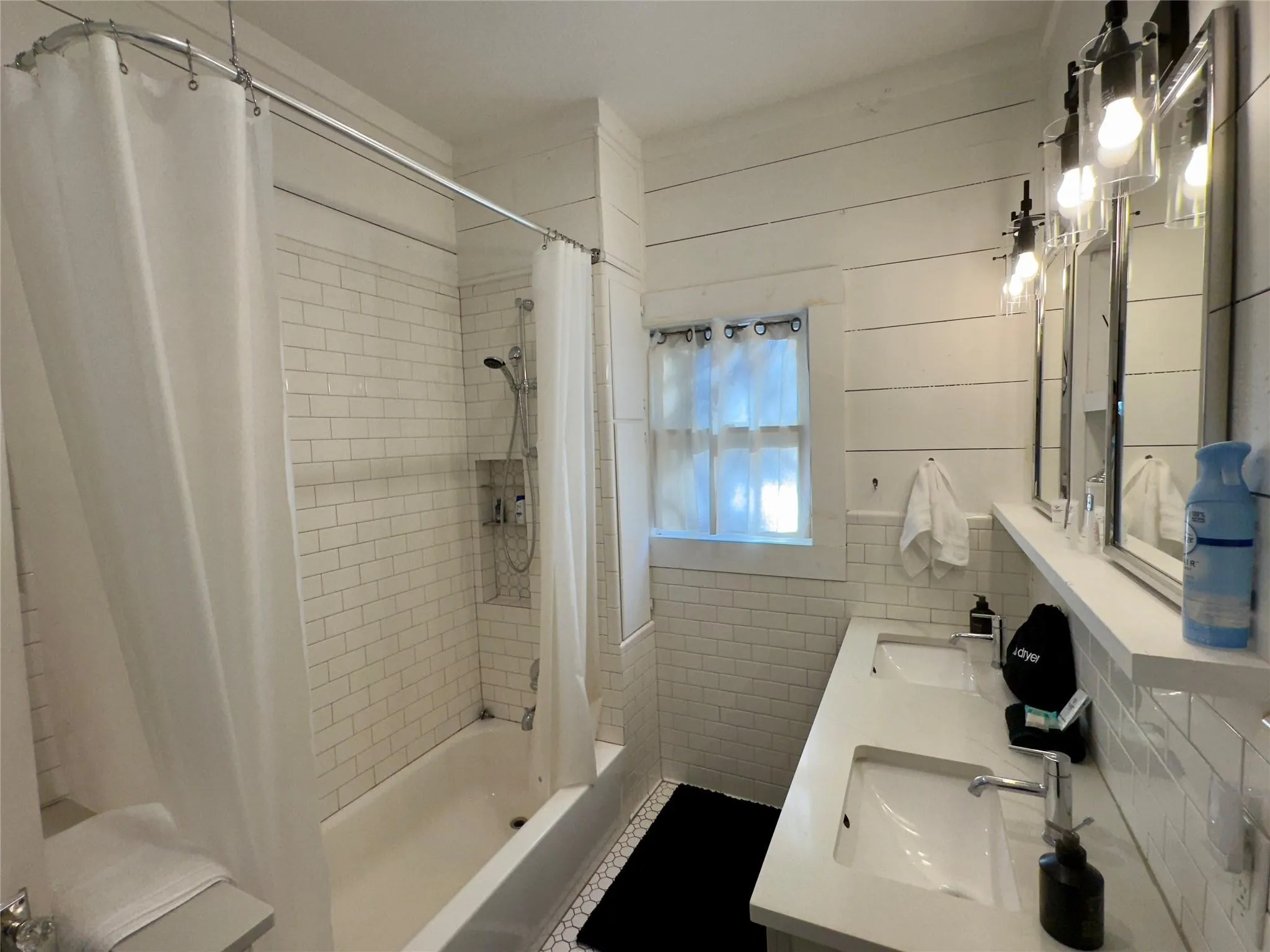 Single Family Residence For Sale in Mc Lennan County , 2018 Columbus Avenue, Waco, Texas 76701, 5 Bedroom, 2 Bathroom, 2 Garage spaces, 1,962 Sqft, built in 1920, mls#21223102, Real Estate Agent in Waco, Homes For Sale in Mc Lennan county, Homes For Sale in Waco, Realtor in Waco Texas, Real Estate Brokerage Independent Realty Texas, Luminita Cordes Realtor