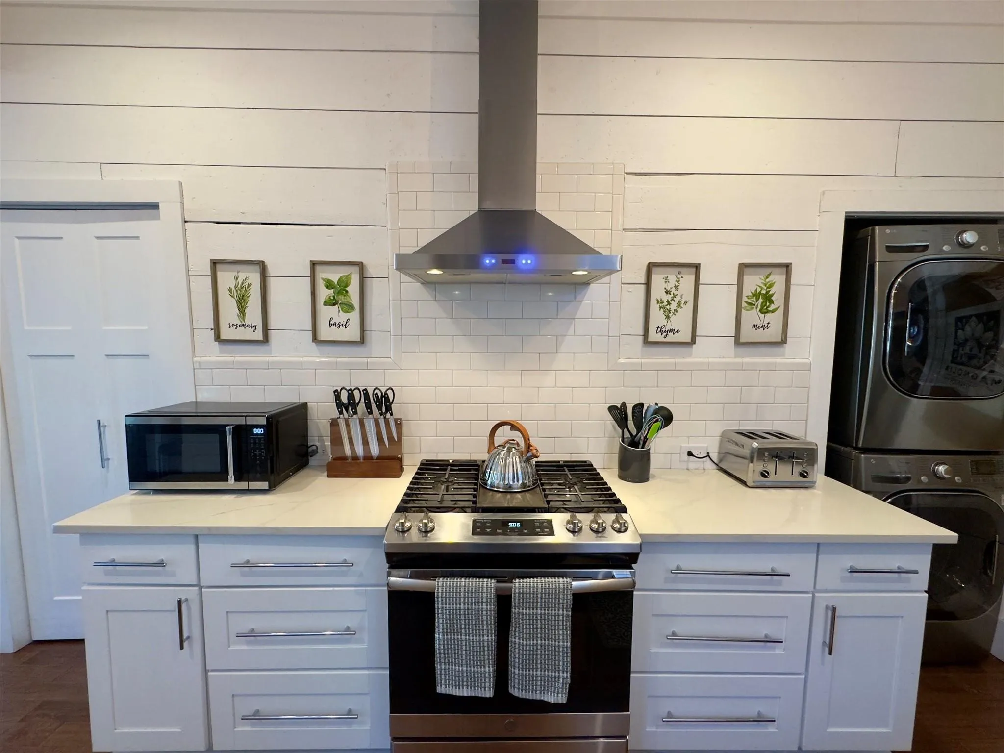 Single Family Residence For Sale in Mc Lennan County , 2018 Columbus Avenue, Waco, Texas 76701, 5 Bedroom, 2 Bathroom, 2 Garage spaces, 1,962 Sqft, built in 1920, mls#21223102, Real Estate Agent in Waco, Homes For Sale in Mc Lennan county, Homes For Sale in Waco, Realtor in Waco Texas, Real Estate Brokerage Independent Realty Texas, Luminita Cordes Realtor