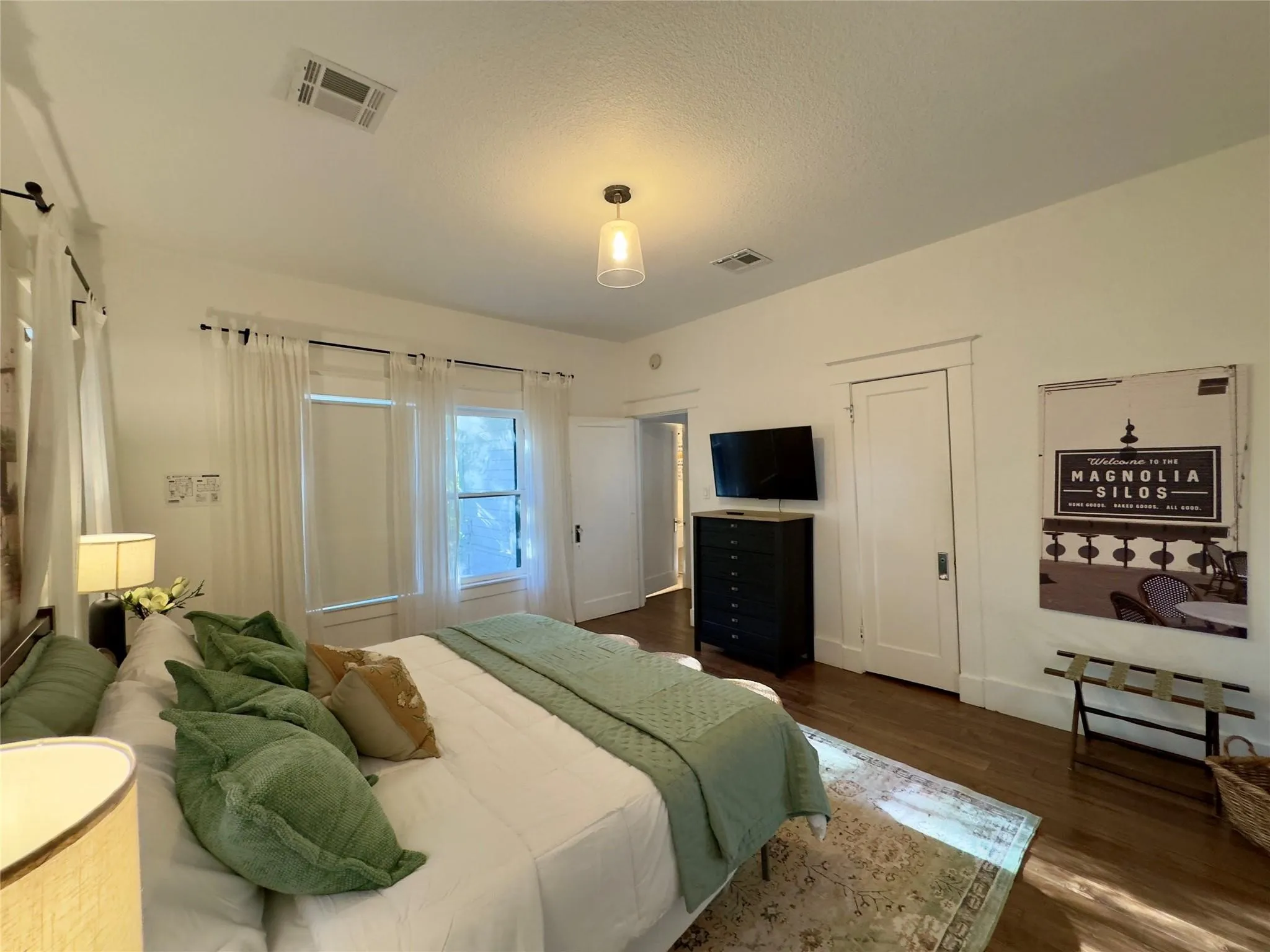 Single Family Residence For Sale in Mc Lennan County , 2018 Columbus Avenue, Waco, Texas 76701, 5 Bedroom, 2 Bathroom, 2 Garage spaces, 1,962 Sqft, built in 1920, mls#21223102, Real Estate Agent in Waco, Homes For Sale in Mc Lennan county, Homes For Sale in Waco, Realtor in Waco Texas, Real Estate Brokerage Independent Realty Texas, Luminita Cordes Realtor