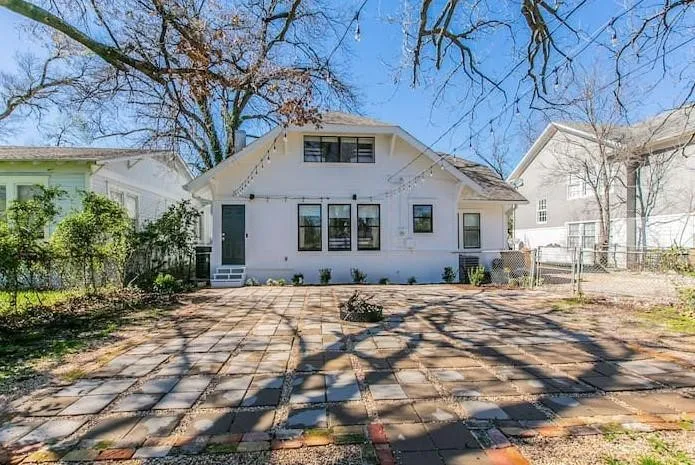 Single Family Residence For Sale in Mc Lennan County , 2018 Columbus Avenue, Waco, Texas 76701, 5 Bedroom, 2 Bathroom, 2 Garage spaces, 1,962 Sqft, built in 1920, mls#21223102, Real Estate Agent in Waco, Homes For Sale in Mc Lennan county, Homes For Sale in Waco, Realtor in Waco Texas, Real Estate Brokerage Independent Realty Texas, Luminita Cordes Realtor