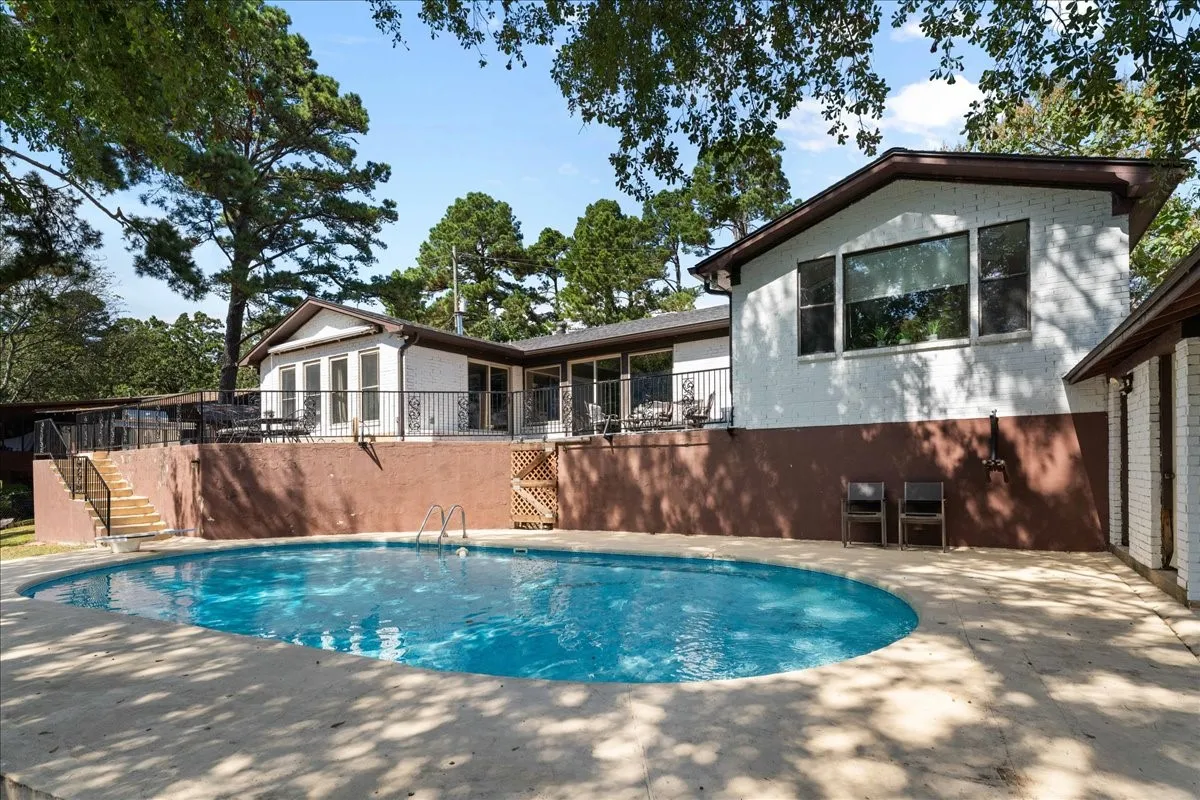 Single Family Residence For Sale in Upshur County , 2002 W Lake Drive, Gladewater, Texas 75647, 4 Bedrooms, 4 Bathrooms, 3 Garage spaces, 3,534 Sqft, built in 1978, Price $669,000, mls#21225873, Real Estate Agent in Gladewater, Homes For Sale in Upshur county, Homes For Sale in Gladewater, Realtor in Gladewater Texas, Real Estate Brokerage Independent Realty Texas, Luminita Cordes Realtor