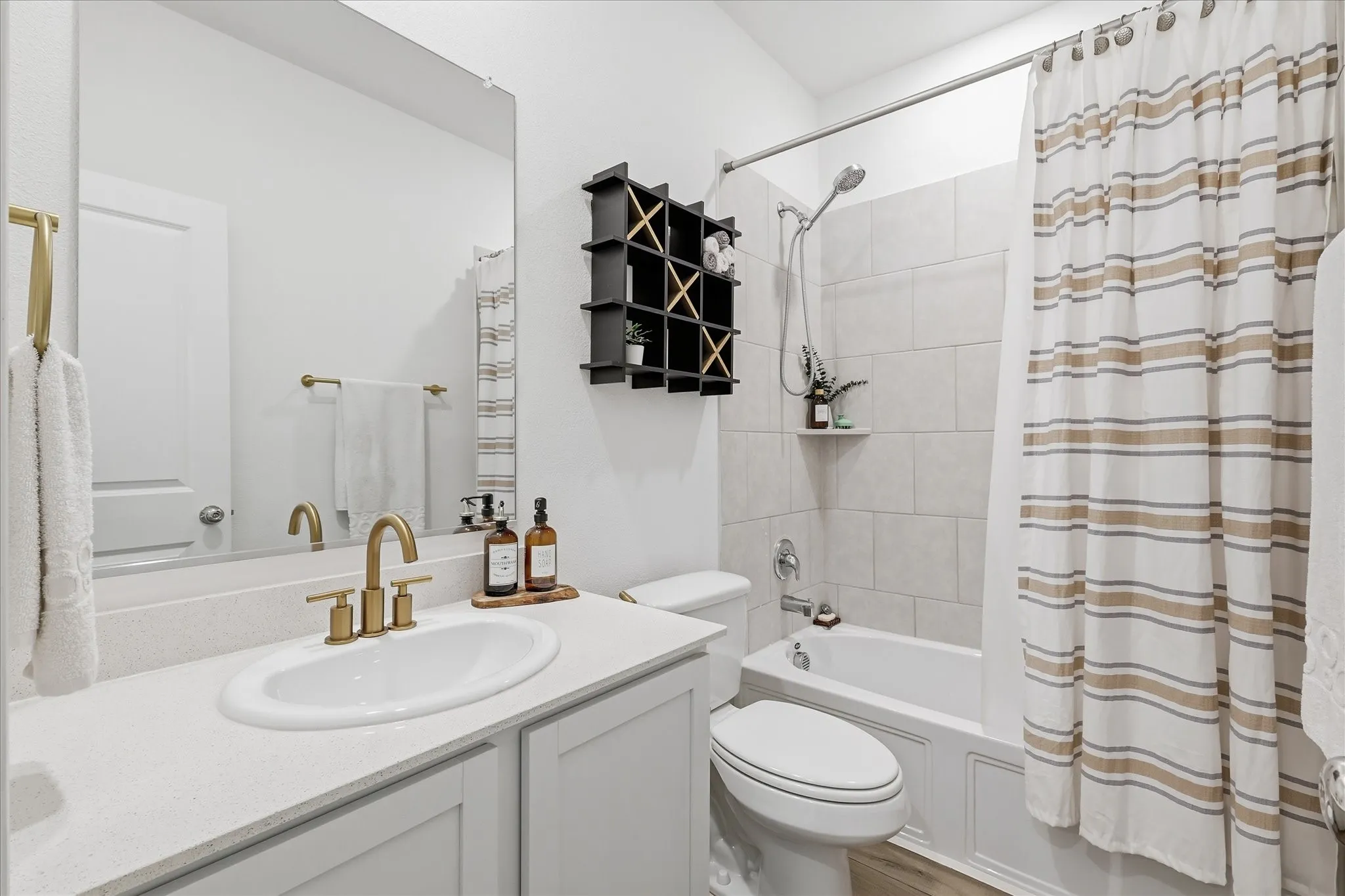 Secondary bathroom featuring vanity and shower/bath combo