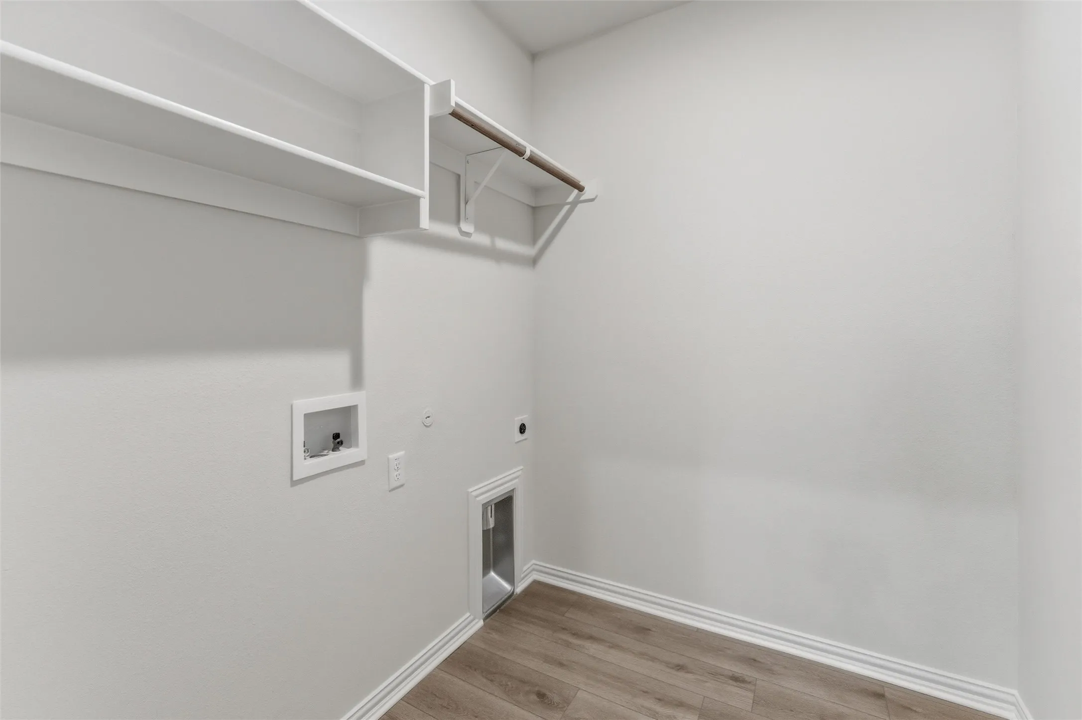 Laundry area featuring hookup for a gas dryer, light wood-style floors, hookup for an electric dryer, and hookup for a washing machine