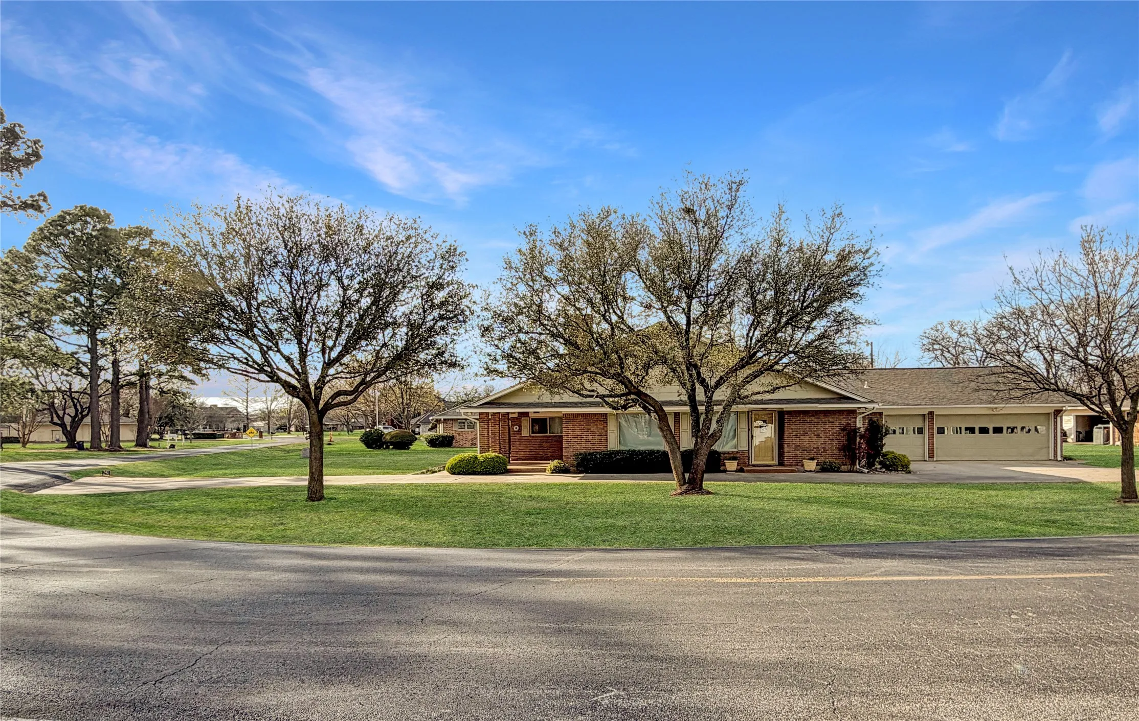 Single Family Residence For Sale in Cooke County , 742 Kiowa Drive W, Gainesville, Texas 76240, 3 Bedrooms, 2 Bathrooms, 2 Garage spaces, 2,197 Sqft, built in 1983, Preowned, Price $495,000, mls#21198705, Real Estate Agent in Gainesville, Homes For Sale in Cooke county, Homes For Sale in Gainesville, Realtor in Gainesville Texas, Real Estate Brokerage Independent Realty Texas, Luminita Cordes Realtor