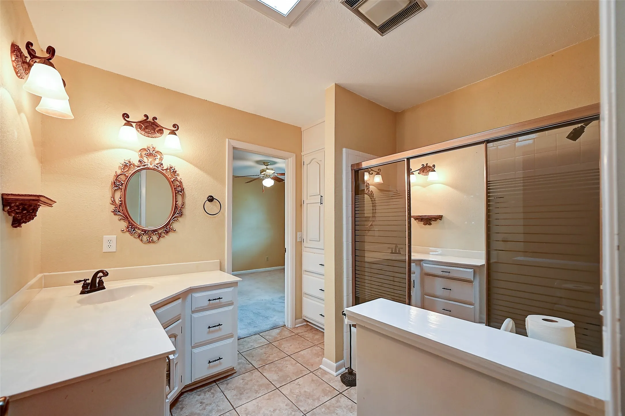 Single Family Residence For Sale in Cooke County , 742 Kiowa Drive W, Gainesville, Texas 76240, 3 Bedrooms, 2 Bathrooms, 2 Garage spaces, 2,197 Sqft, built in 1983, Preowned, Price $495,000, mls#21198705, Real Estate Agent in Gainesville, Homes For Sale in Cooke county, Homes For Sale in Gainesville, Realtor in Gainesville Texas, Real Estate Brokerage Independent Realty Texas, Luminita Cordes Realtor