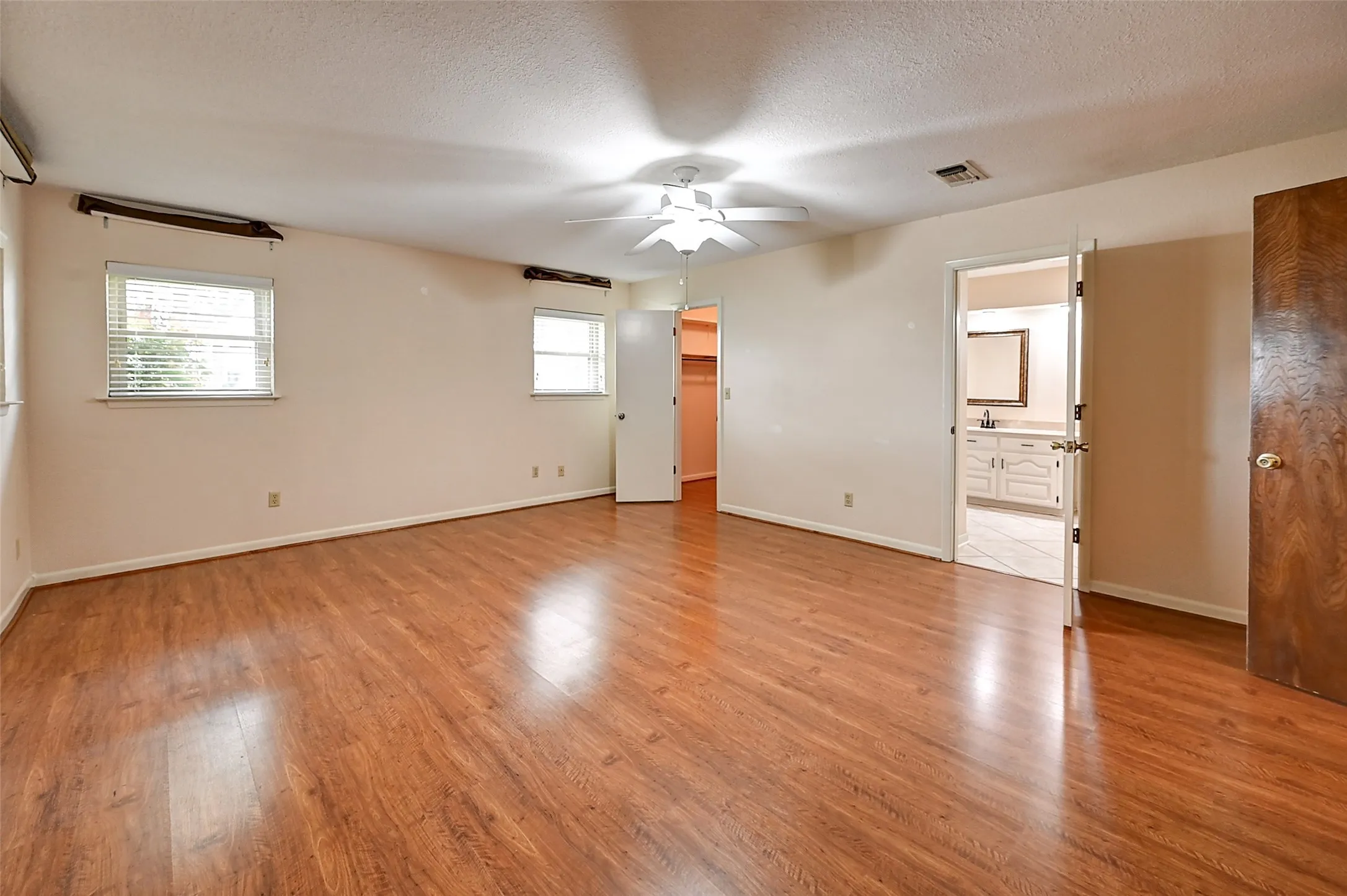 Single Family Residence For Sale in Cooke County , 742 Kiowa Drive W, Gainesville, Texas 76240, 3 Bedrooms, 2 Bathrooms, 2 Garage spaces, 2,197 Sqft, built in 1983, Preowned, Price $495,000, mls#21198705, Real Estate Agent in Gainesville, Homes For Sale in Cooke county, Homes For Sale in Gainesville, Realtor in Gainesville Texas, Real Estate Brokerage Independent Realty Texas, Luminita Cordes Realtor