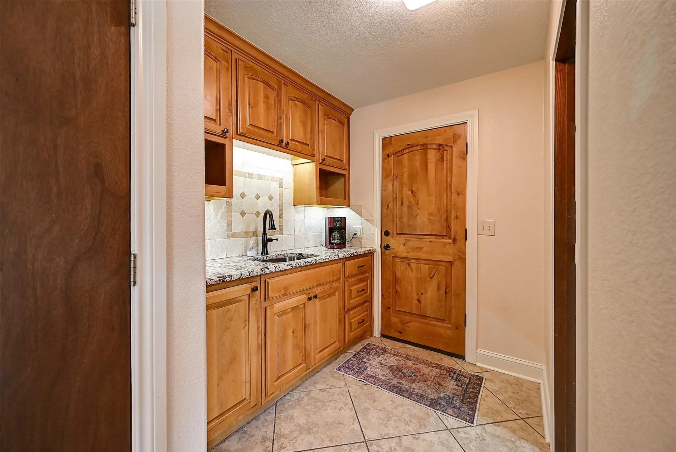 Single Family Residence For Sale in Cooke County , 742 Kiowa Drive W, Gainesville, Texas 76240, 3 Bedrooms, 2 Bathrooms, 2 Garage spaces, 2,197 Sqft, built in 1983, Preowned, Price $495,000, mls#21198705, Real Estate Agent in Gainesville, Homes For Sale in Cooke county, Homes For Sale in Gainesville, Realtor in Gainesville Texas, Real Estate Brokerage Independent Realty Texas, Luminita Cordes Realtor