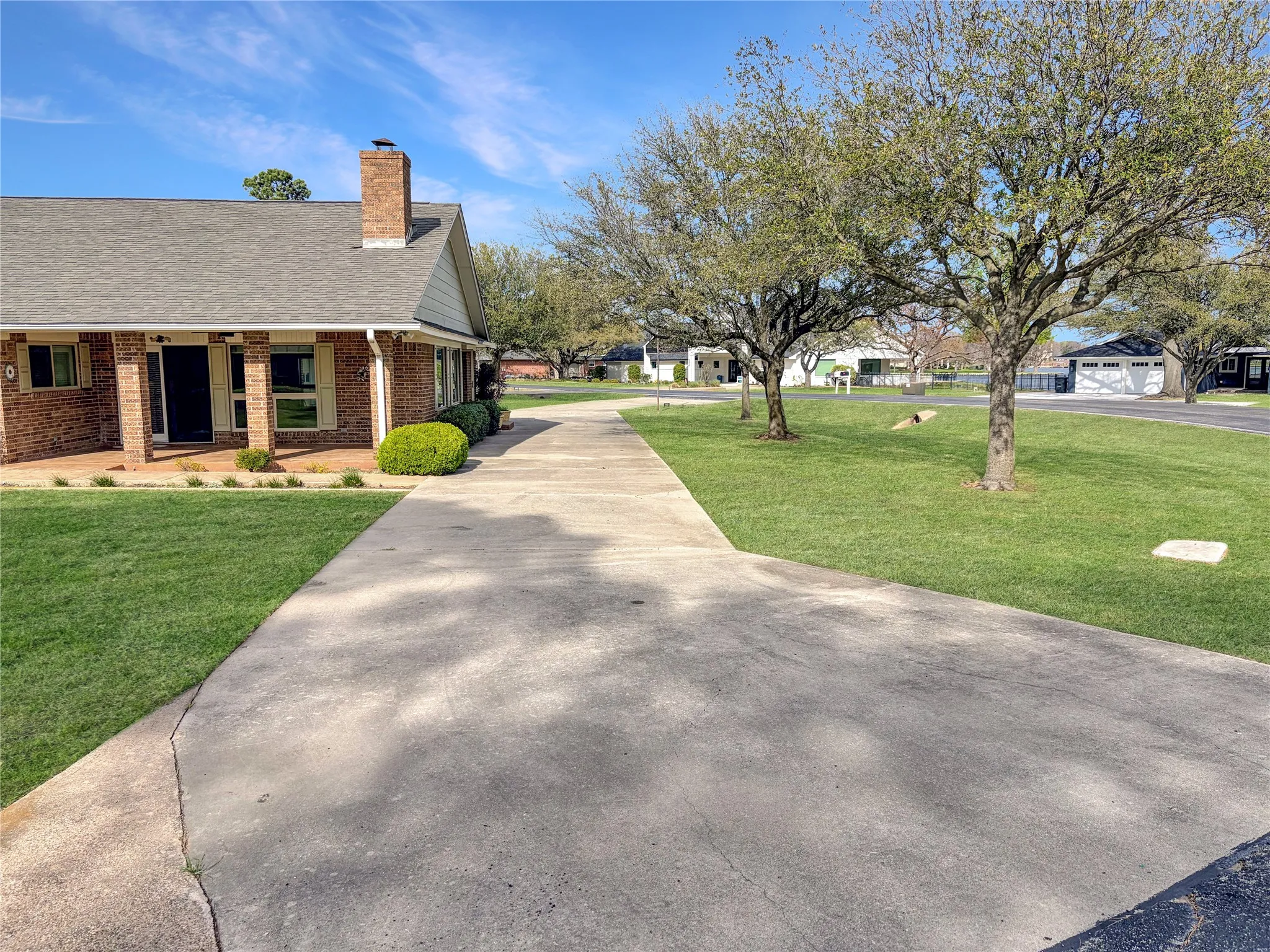 Single Family Residence For Sale in Cooke County , 742 Kiowa Drive W, Gainesville, Texas 76240, 3 Bedrooms, 2 Bathrooms, 2 Garage spaces, 2,197 Sqft, built in 1983, Preowned, Price $495,000, mls#21198705, Real Estate Agent in Gainesville, Homes For Sale in Cooke county, Homes For Sale in Gainesville, Realtor in Gainesville Texas, Real Estate Brokerage Independent Realty Texas, Luminita Cordes Realtor