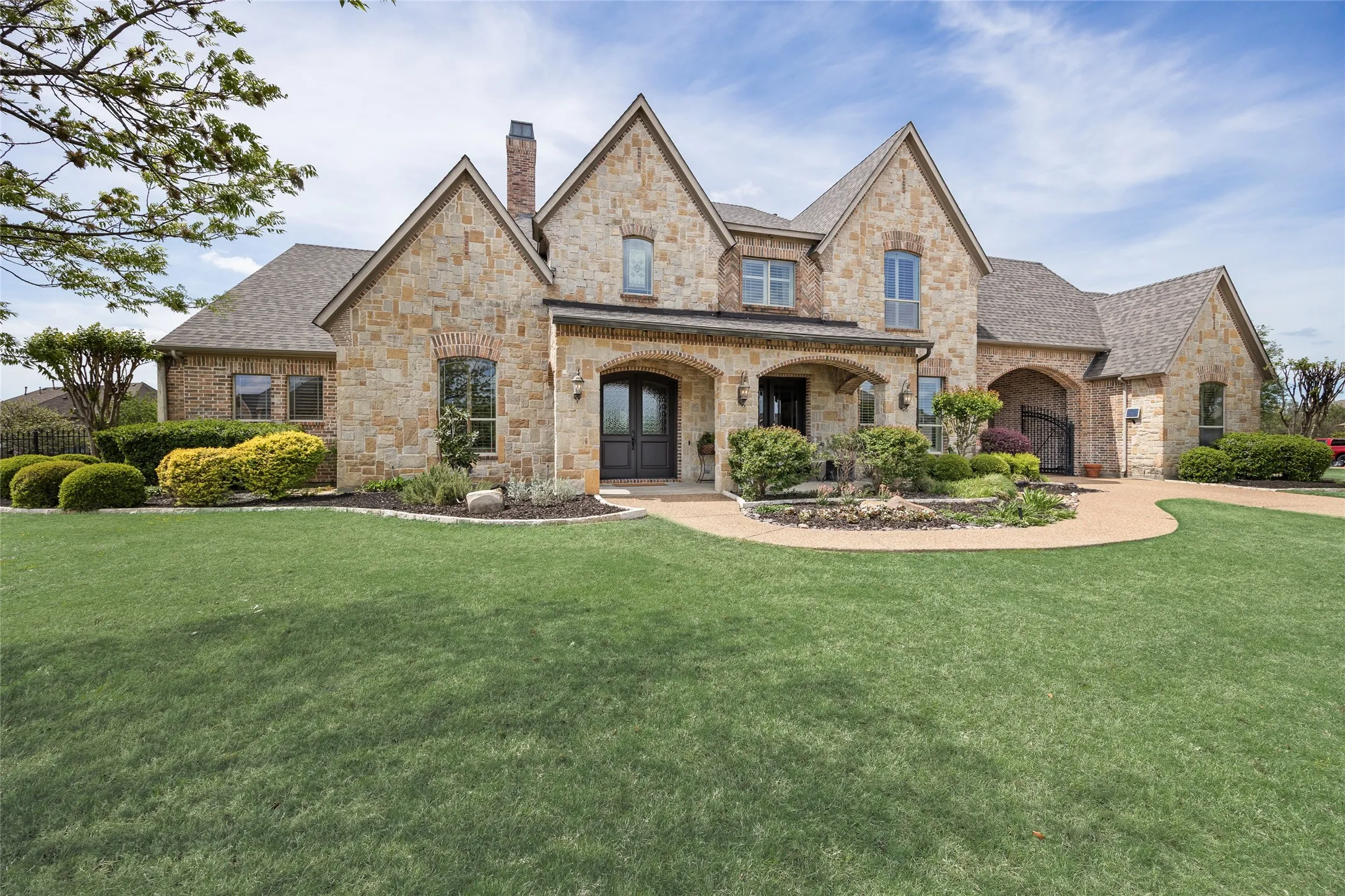 Single Family Residence For Sale in Rockwall County , 125 Manor Drive, Heath, Texas 75032, 4 Bedroom, 5 Bathroom, 4 Garage spaces, 4,737 Sqft, built in 2006, Preowned, mls#21225096, Real Estate Agent in Heath, Homes For Sale in Rockwall county, Homes For Sale in Heath, Realtor in Heath Texas, Real Estate Brokerage Independent Realty Texas, Luminita Cordes Realtor