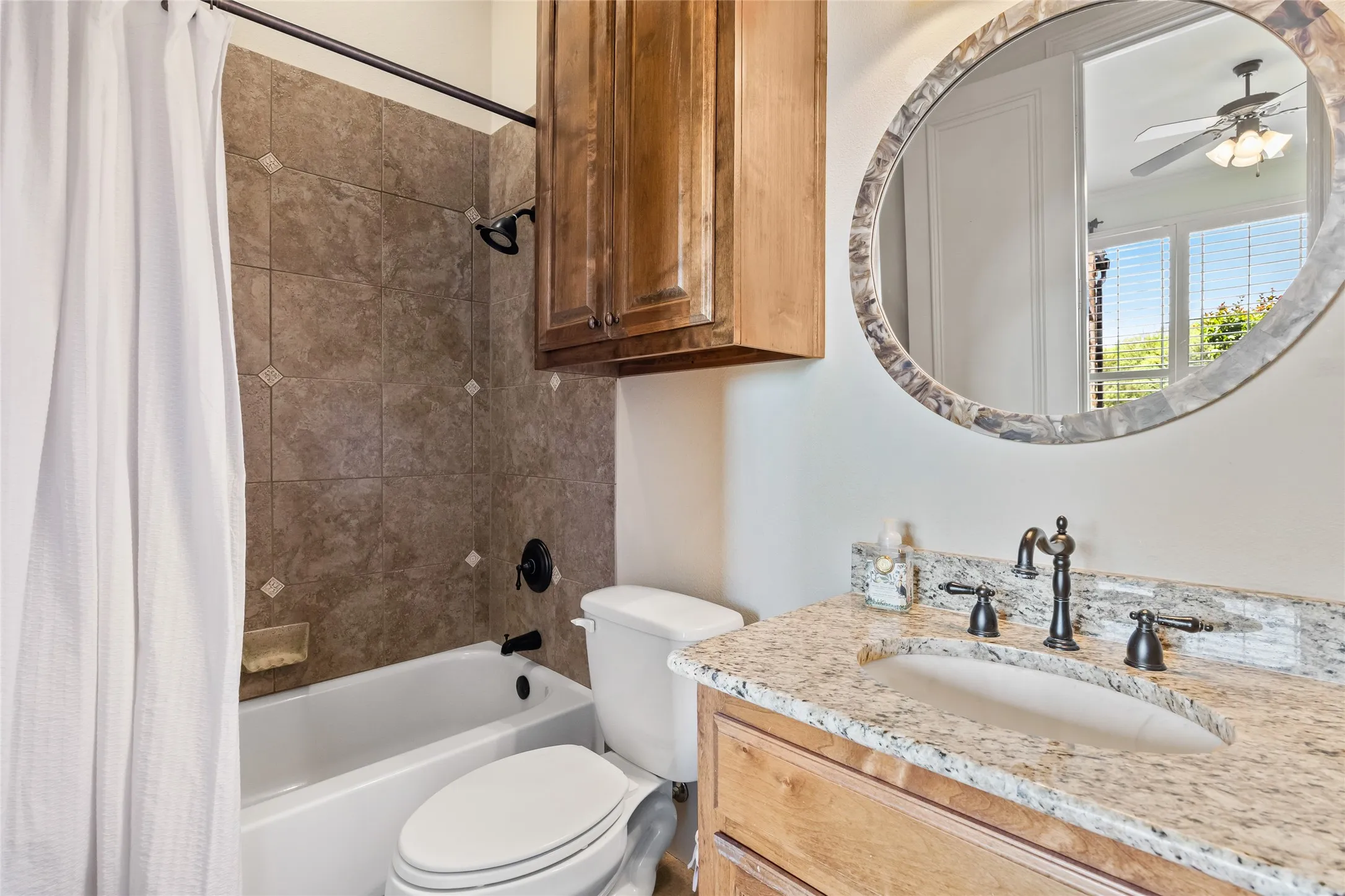 Ensuite bath to guest room